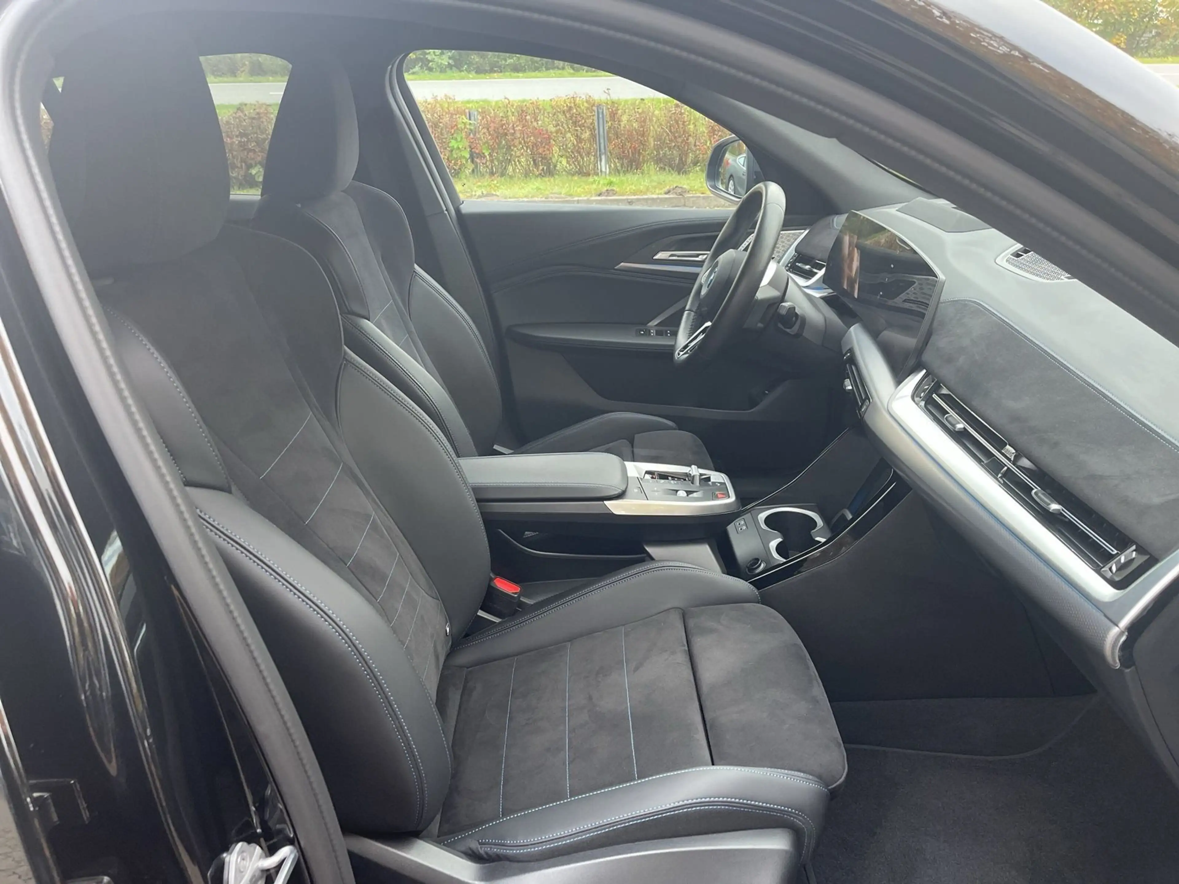 BMW iX2 30xDrive M Sport ehem. UPE € 71.980,- — photo 14