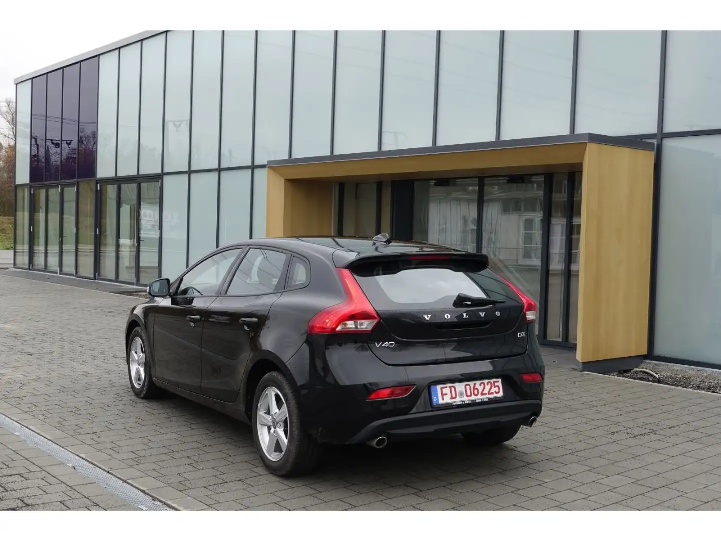 Volvo V40 D3 Kinetic man./Winter-Paket/Einparkhilfe hi Schwarz - 1