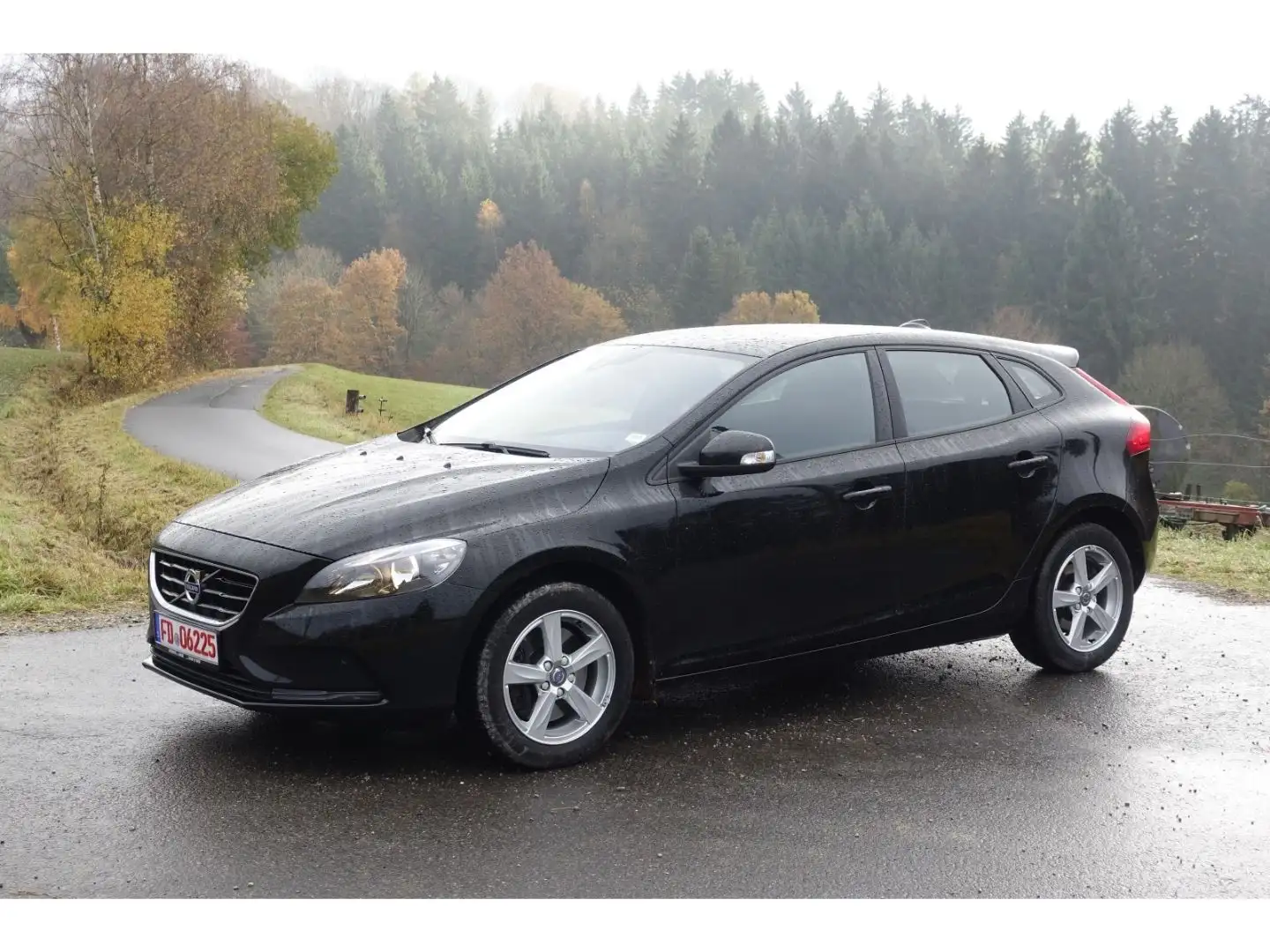 Volvo V40 D3 Kinetic man./Winter-Paket/Einparkhilfe hi Schwarz - 2