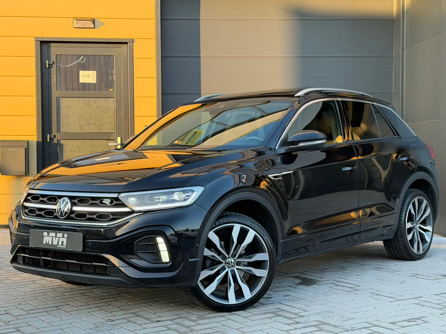 Volkswagen T-Roc 1.5 TSI - 3 X R-LINE - IQ LIGHT - PANORAMA - FACEL Zwart - 1