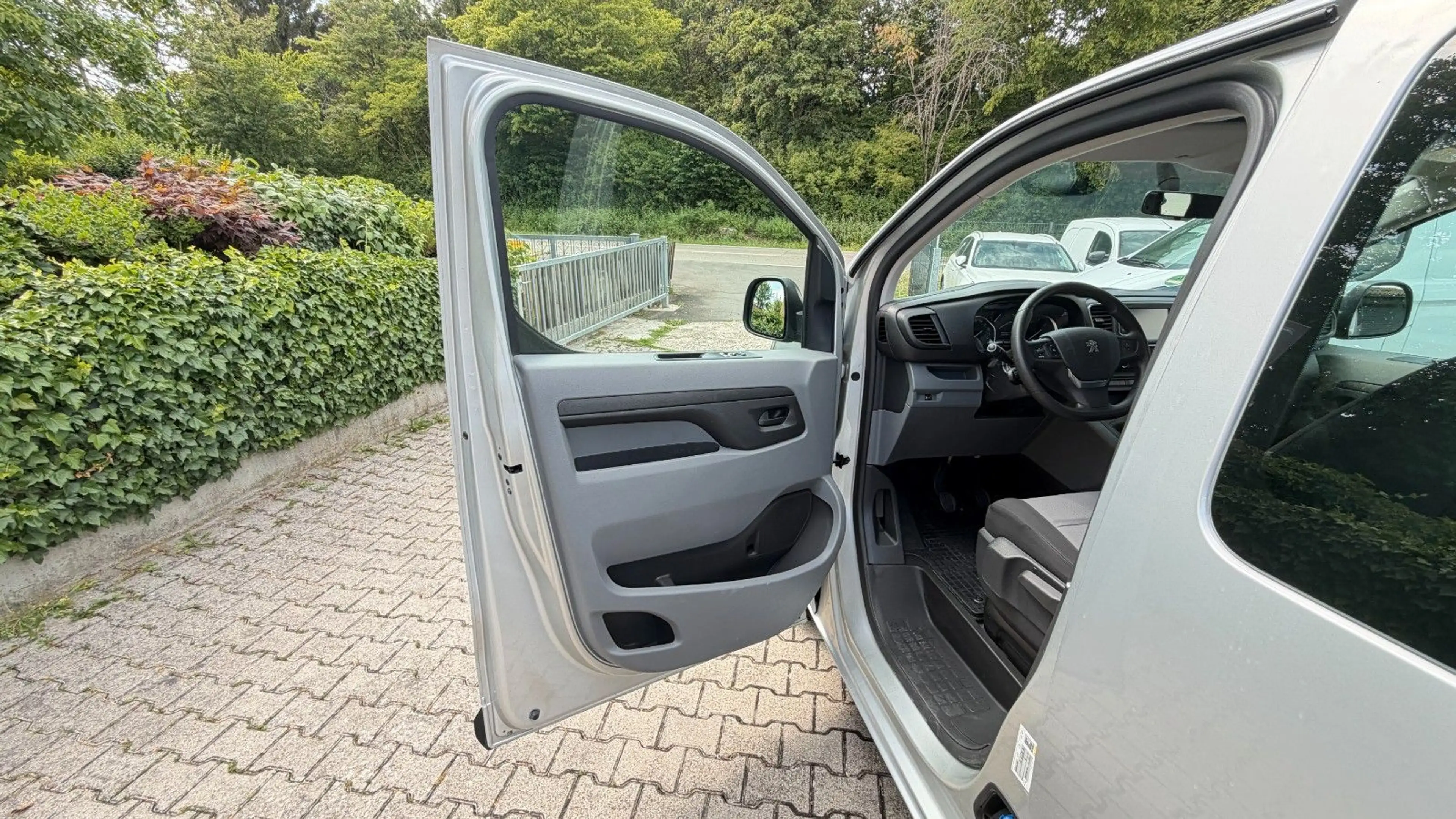 Peugeot Expert Kombi L2 8-Sitzer/1H/25tkm/Navi/Klima/PDC — photo 12