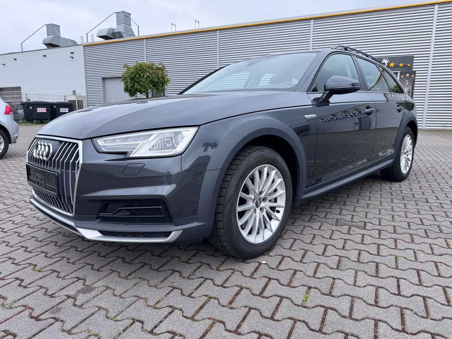 Audi A4 allroad 45 TFSI Grau - 1