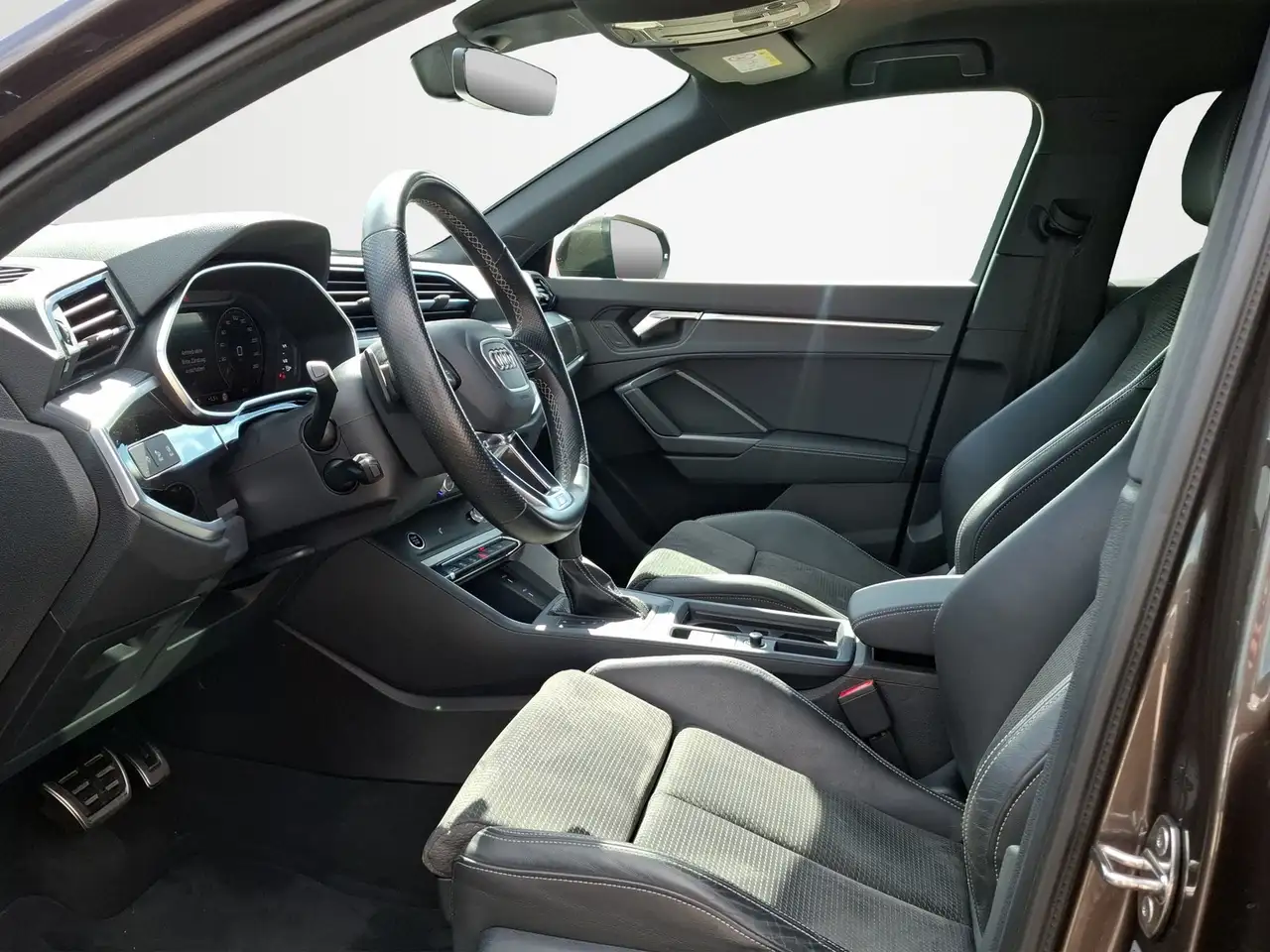 Audi Q3 Sportback 40 TFSi quattro S line AUTOMATIK / AHK / 9