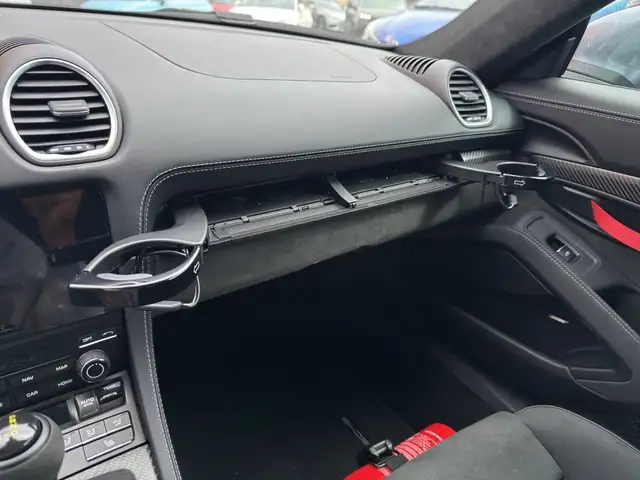 Porsche 718 Spyder view 4