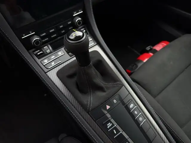Porsche 718 Spyder view 12