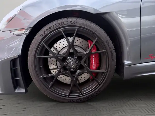 Porsche 718 Spyder view 9