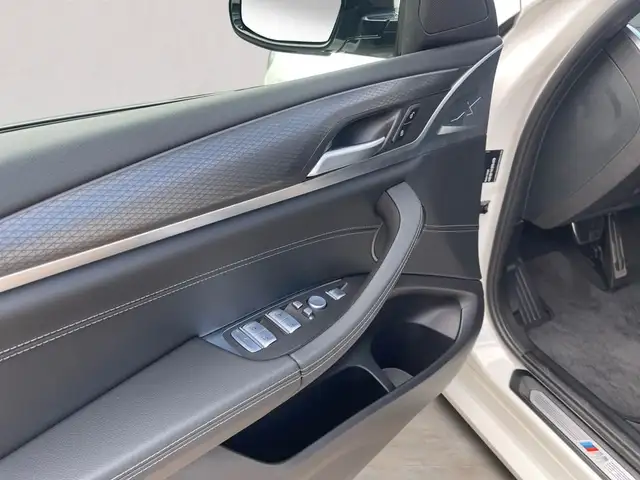 BMW X4 view 9