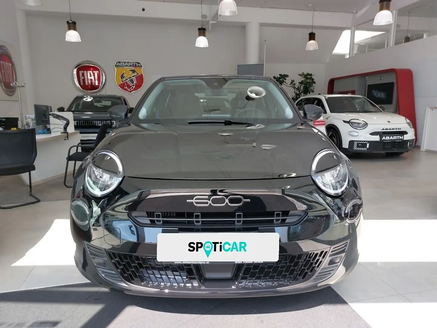 Fiat 600 Hybrid mHEV 145 6-Gang eDCT Pop Schwarz - 2