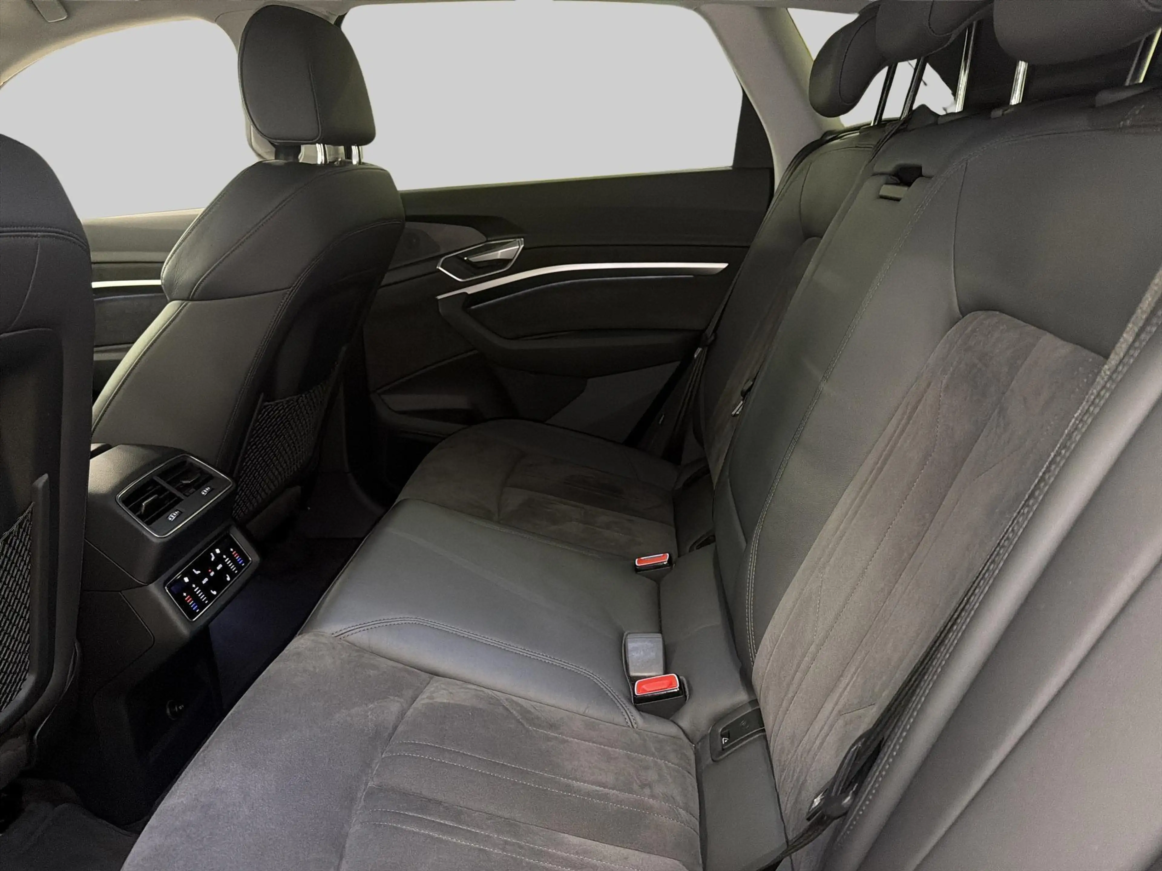 Audi e-tron | SoH 92,6% | | Achteruitrijcamera | Sportstoelen — photo 6