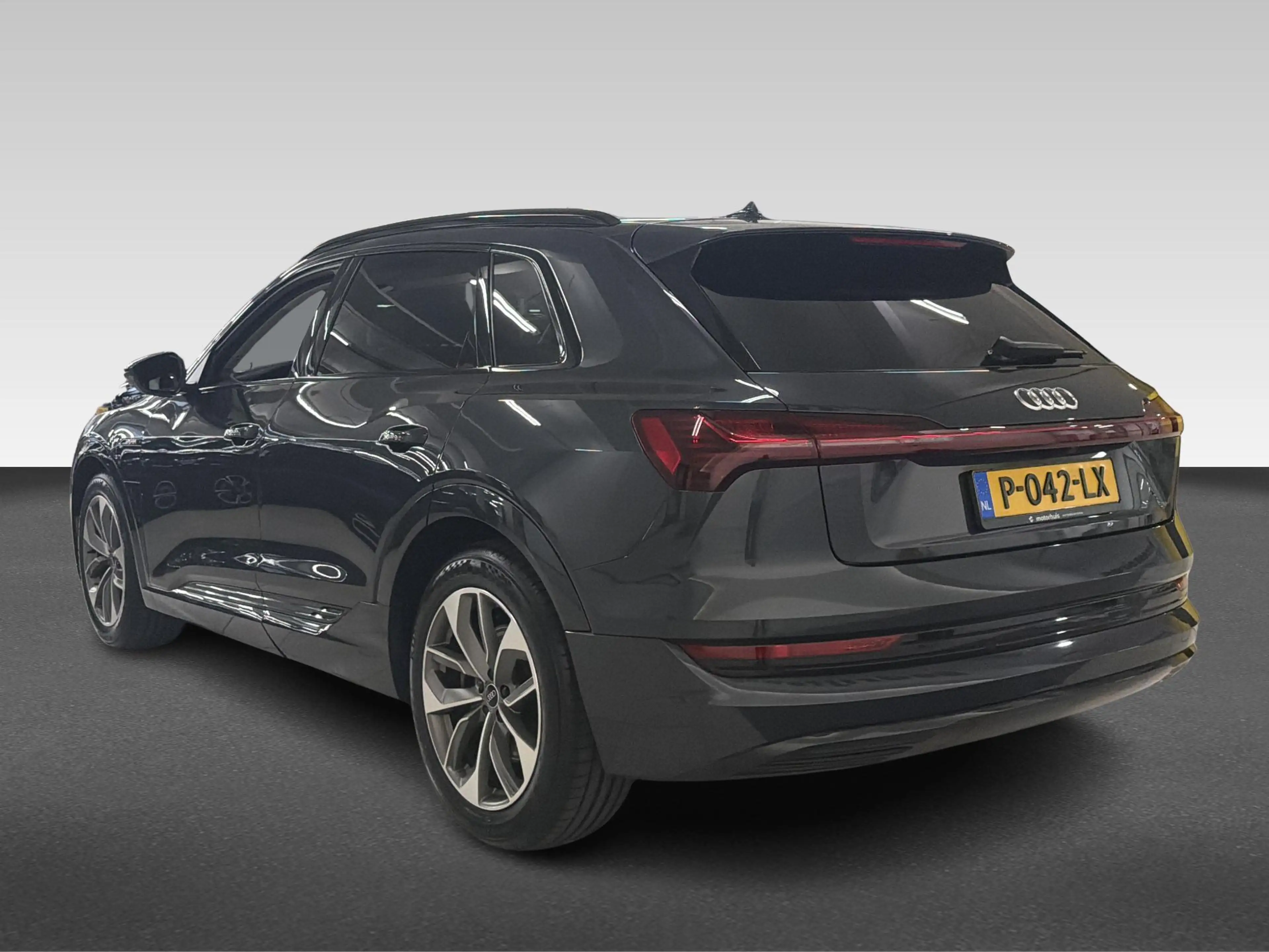Audi e-tron | SoH 92,6% | | Achteruitrijcamera | Sportstoelen — photo 3