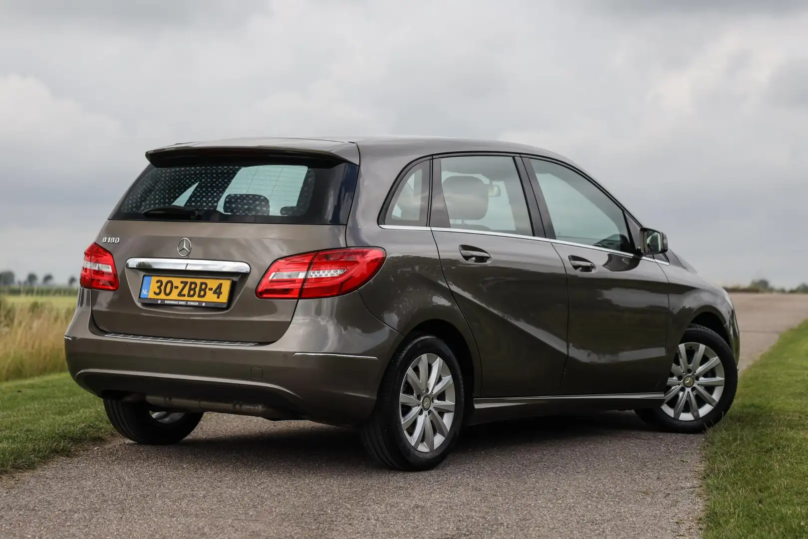 Mercedes-Benz B 180 Aut. Ambition ✅ Xenon ✅ Trekhaak ✅ Cruise Grijs - 2