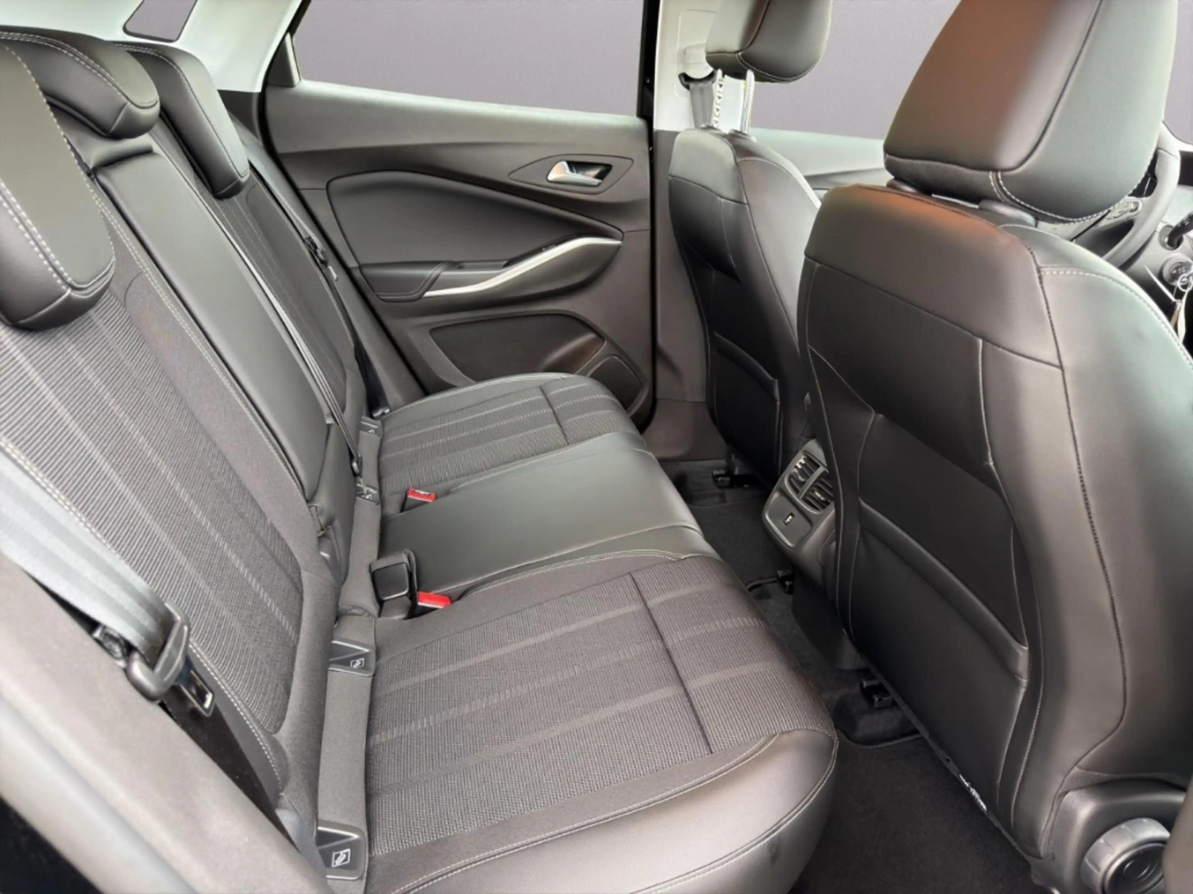 Opel Grandland 1.2 Turbo GS Line Allwetterreifen Navi 360 Kamera — photo 9
