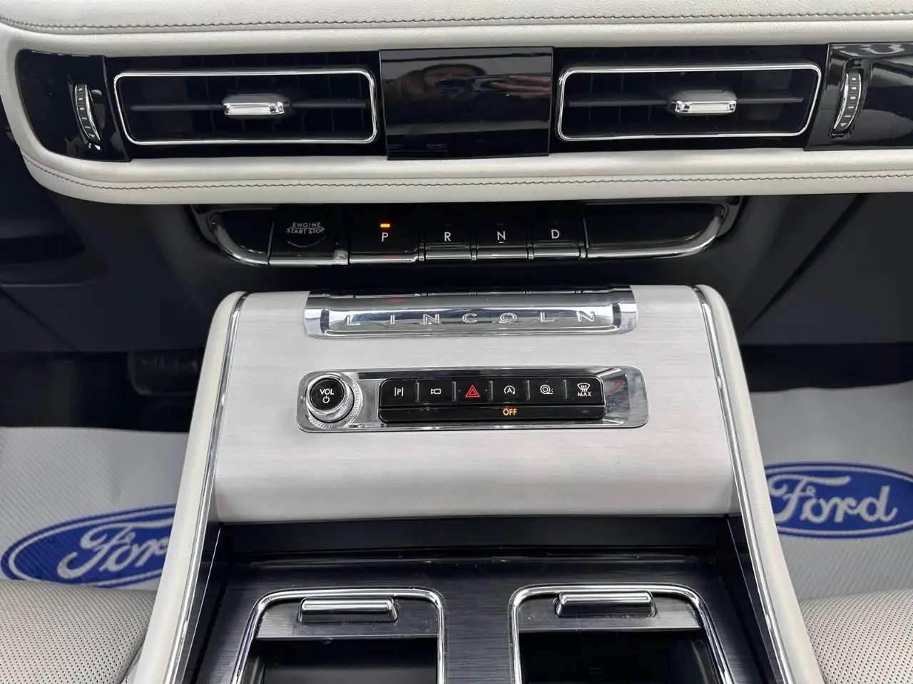 Lincoln Aviator снимка Lincoln Aviator