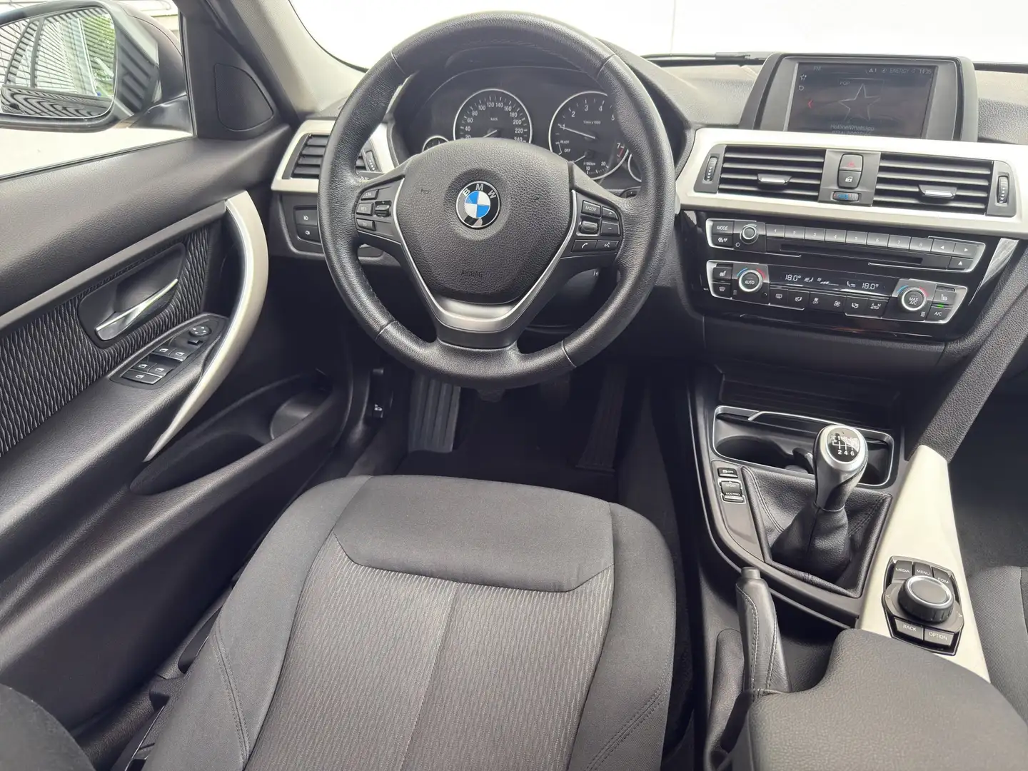 BMW 318 i Touring Noir - 2