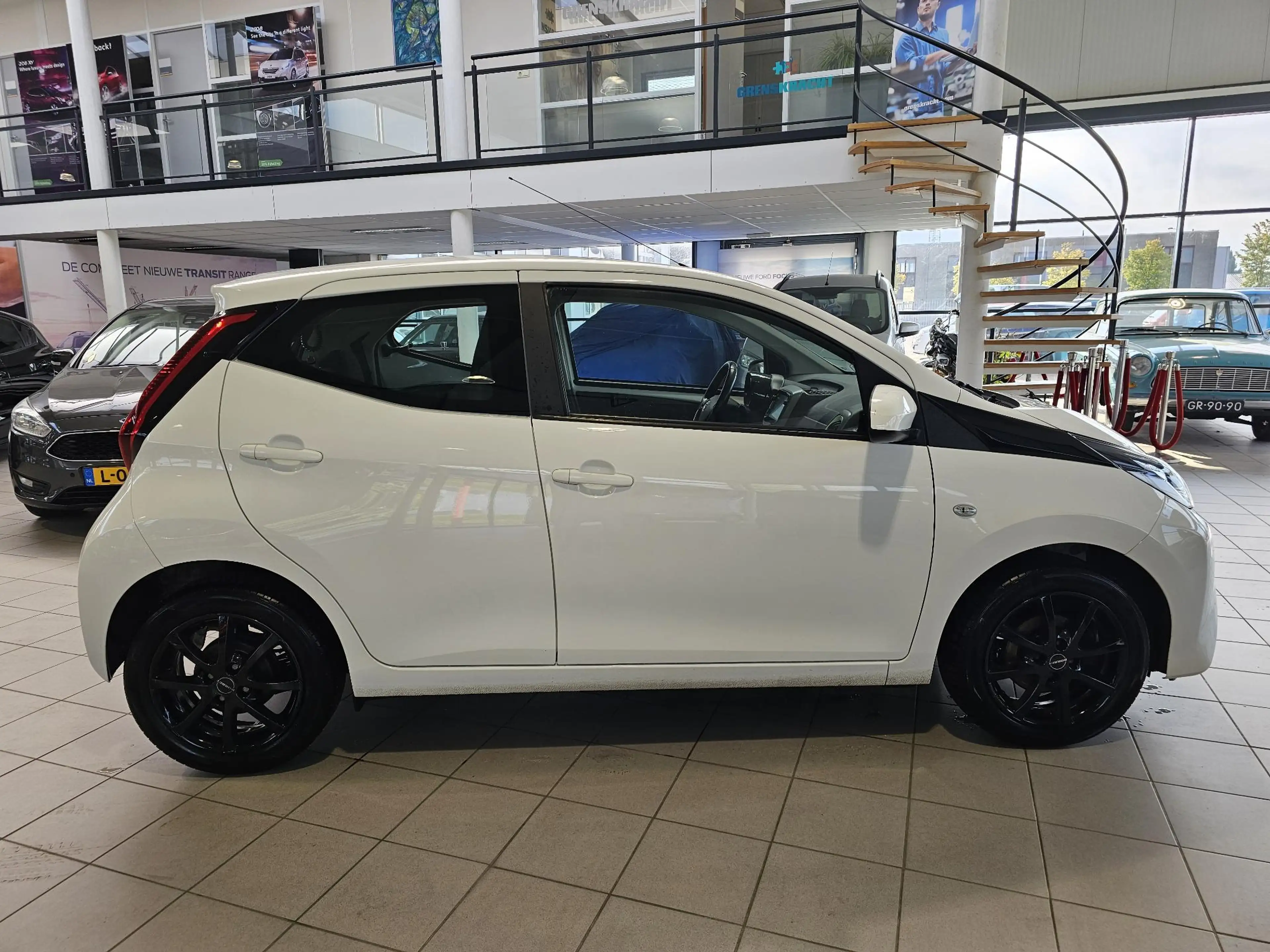 Toyota Aygo 1.0 VVT-i x-play limited — photo 2