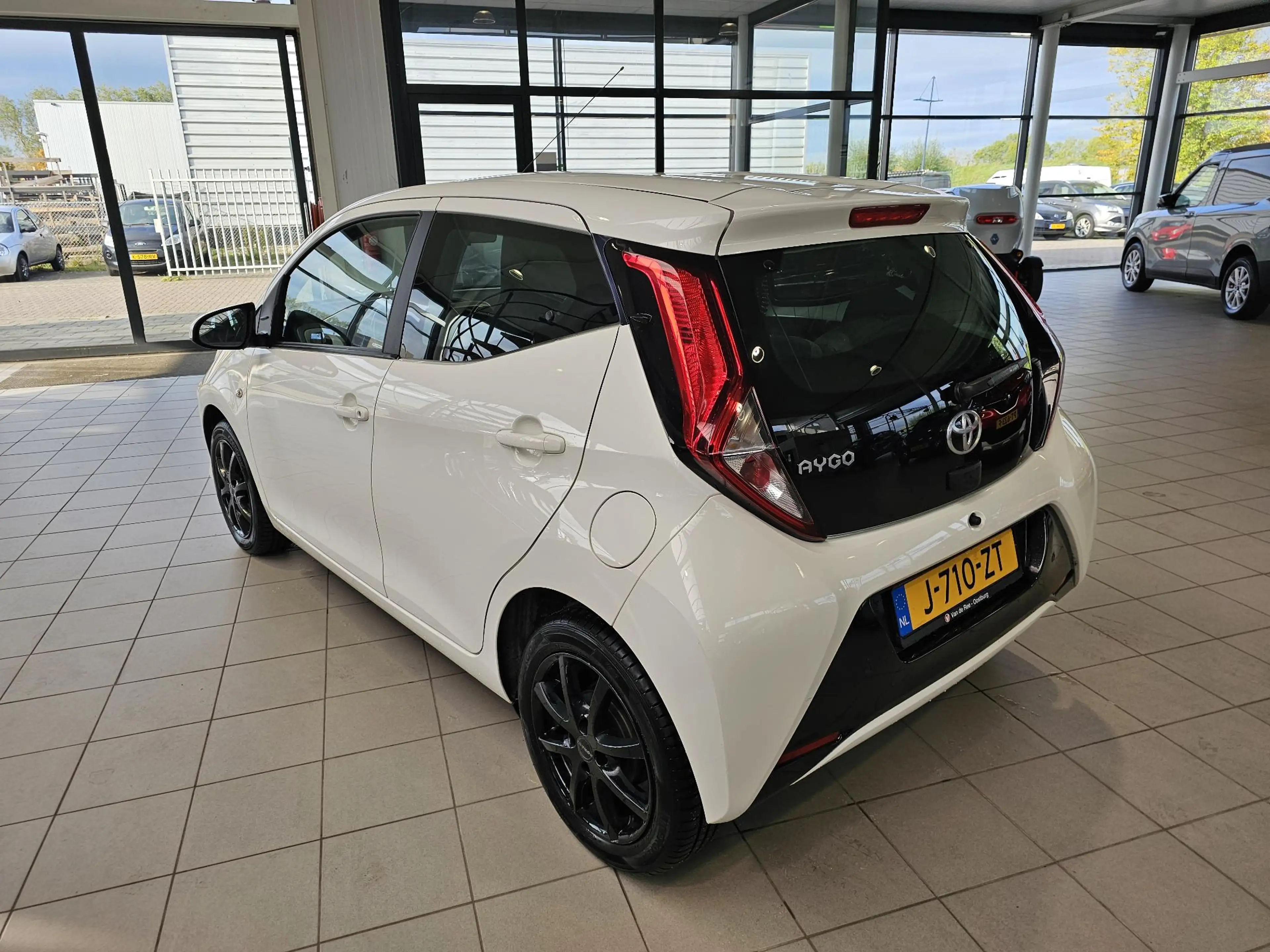 Toyota Aygo 1.0 VVT-i x-play limited — photo 6