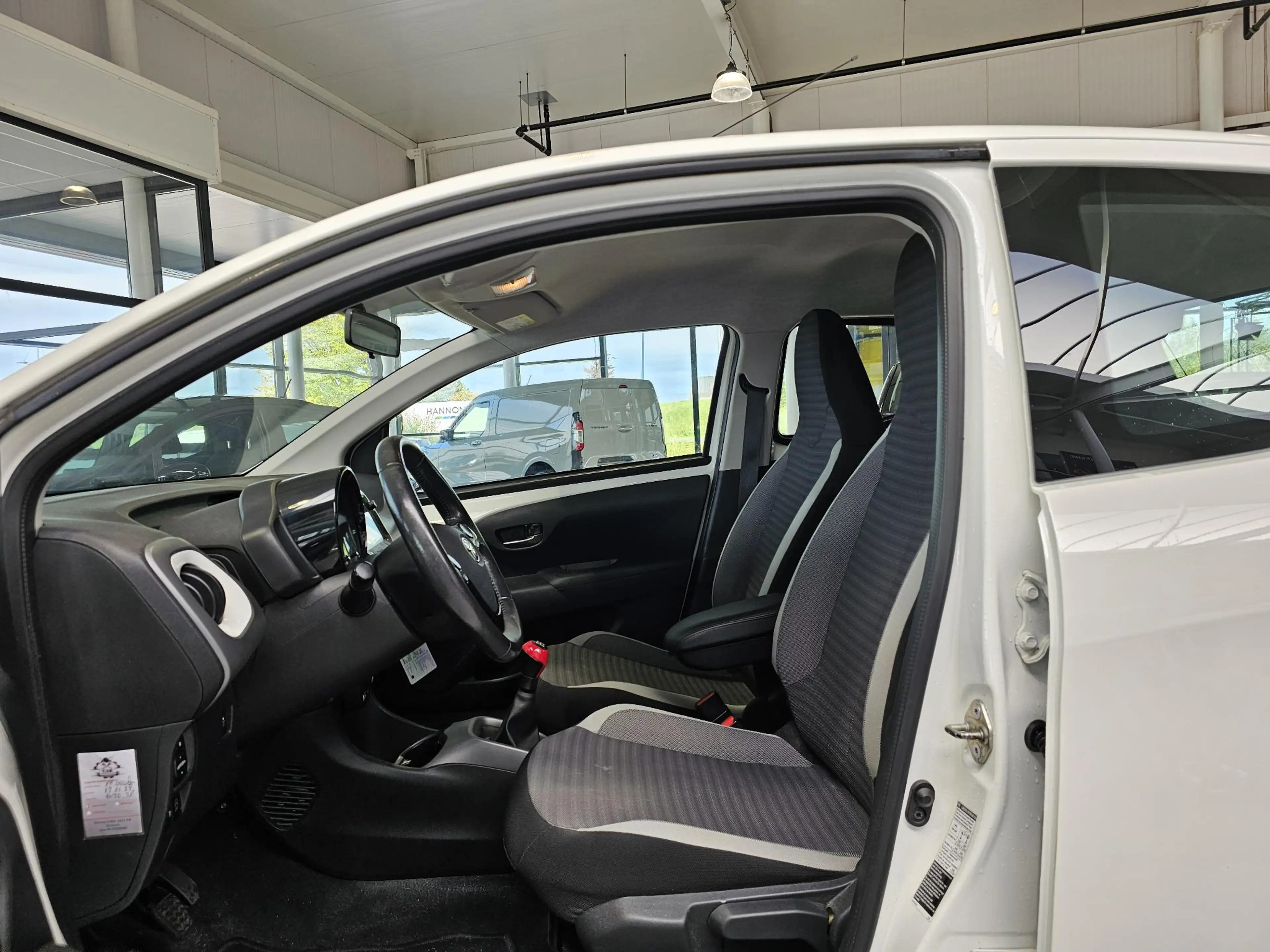 Toyota Aygo 1.0 VVT-i x-play limited — photo 11