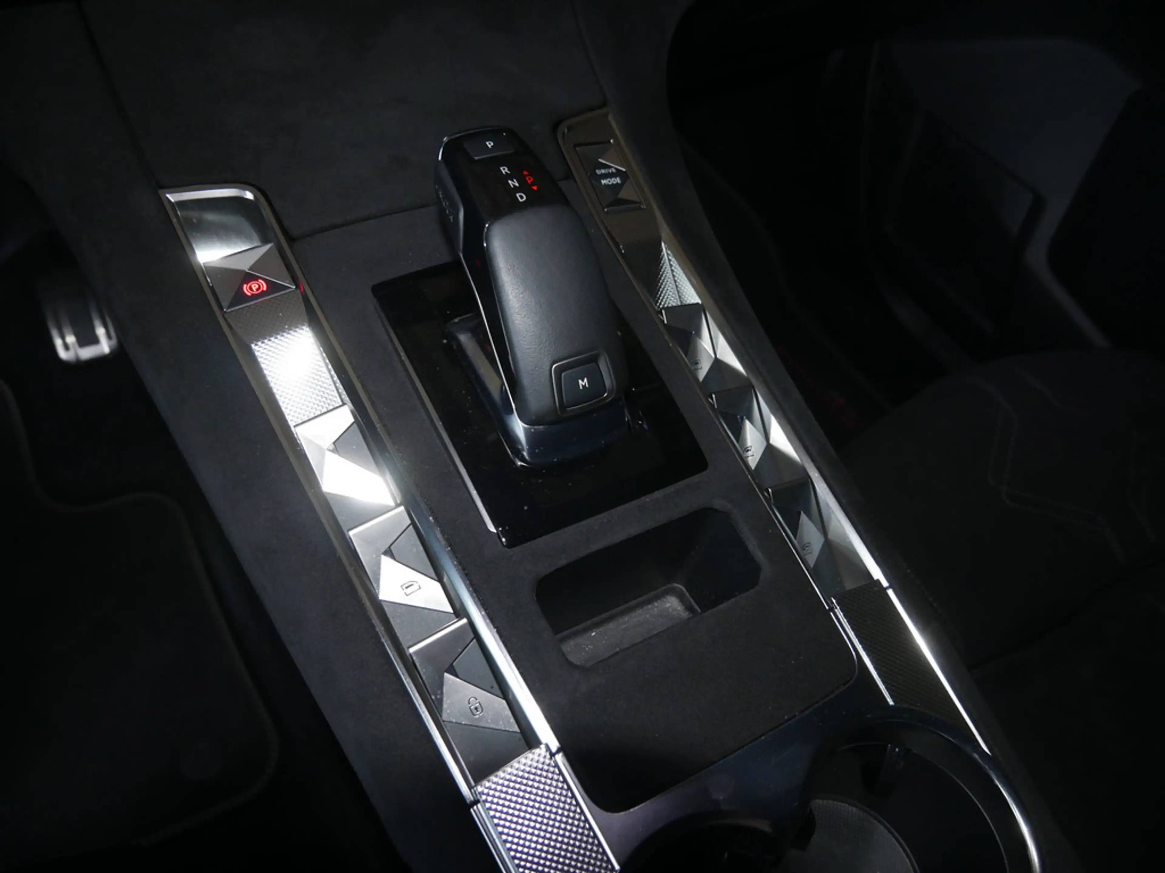 DS Automobiles DS 7 Crossback Performance Line+ BlueHDi 130 — photo 12