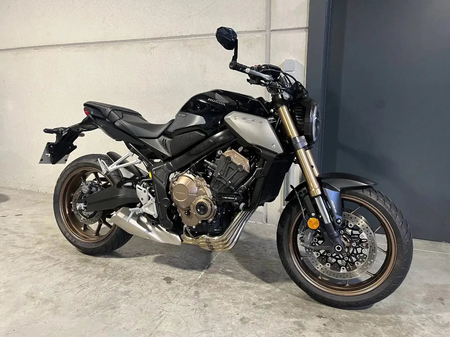 Honda CB 650 CB650R neoretro in topstaat met weinig km's - 1