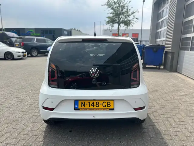Volkswagen up! view 8