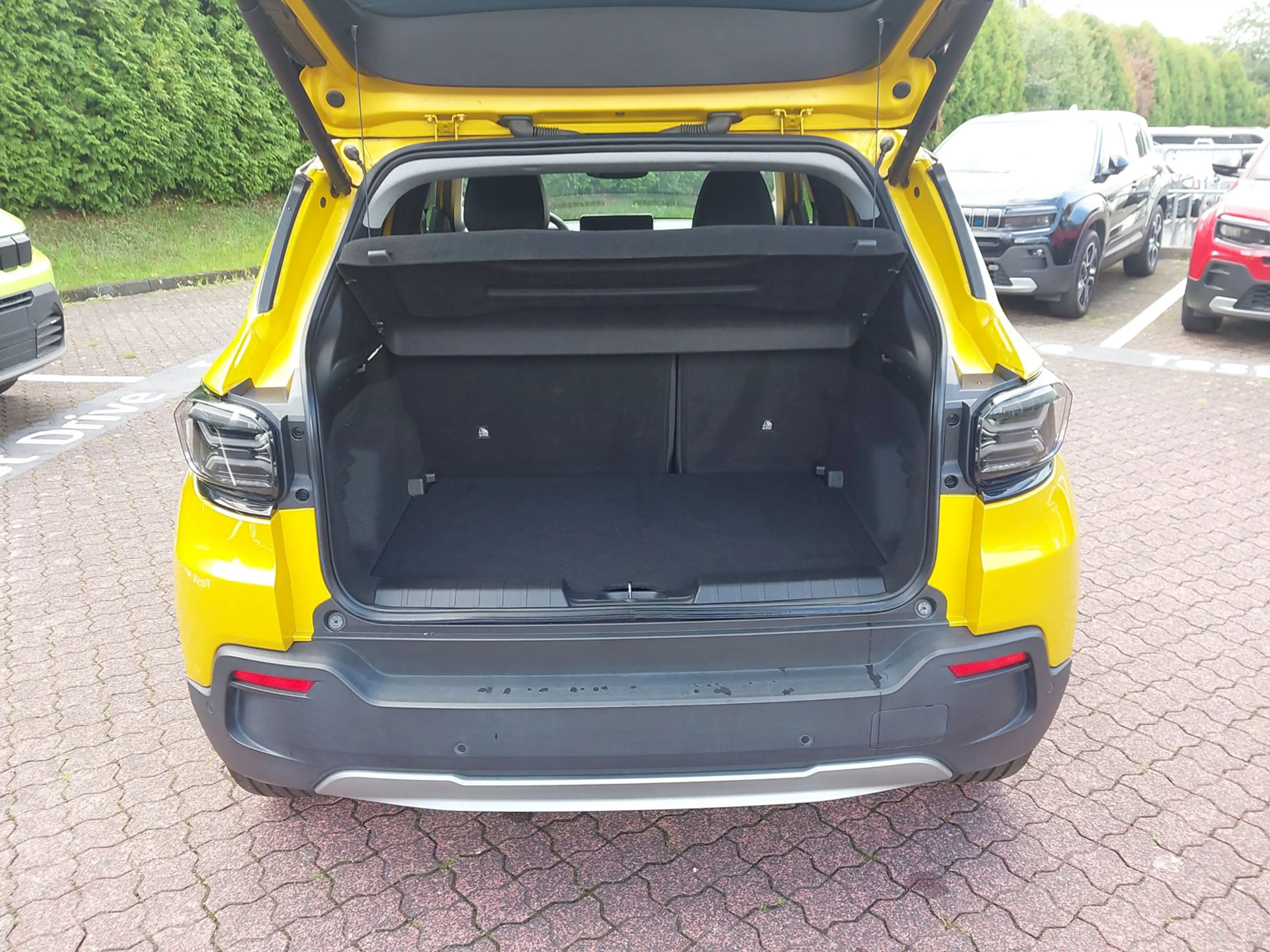 Jeep Avenger Summit — photo 9