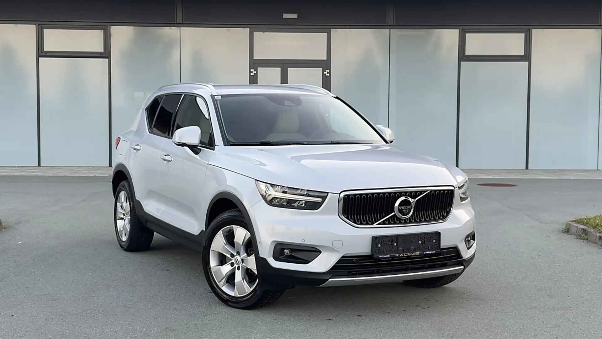 Volvo XC40 XC 40 D4 AWD Momentum Pro (EURO 6d-TEMP) Silber - 1