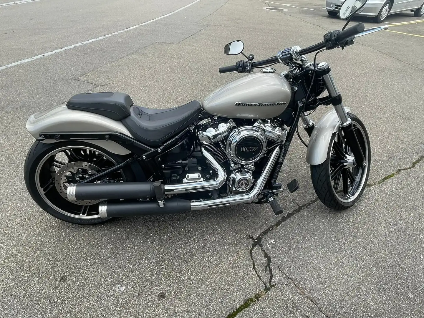 Harley-Davidson CVO Breakout srebrna - 2