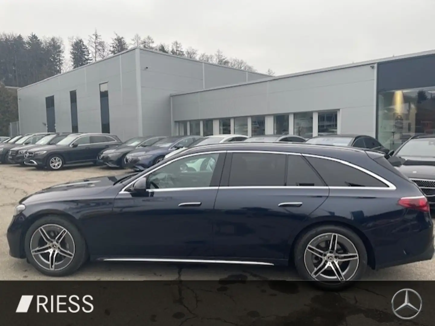 Mercedes-Benz E 220 d T AMG Sport Distr AHK Standh Winterpaket Azul - 2