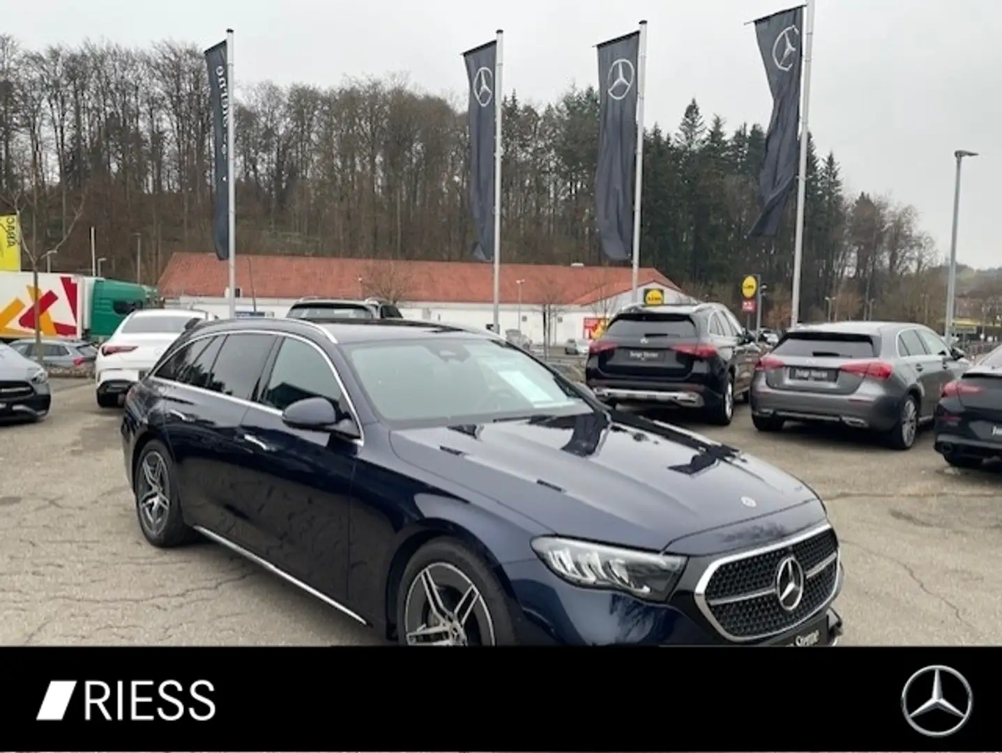 Mercedes-Benz E 220 d T AMG Sport Distr AHK Standh Winterpaket Azul - 1