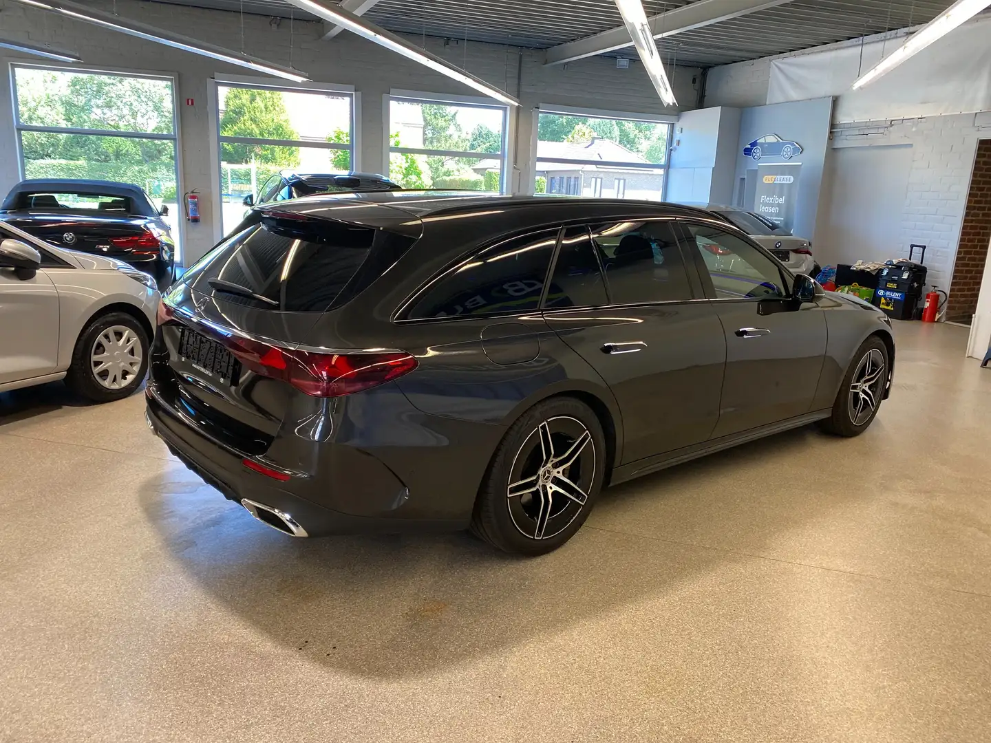 Mercedes-Benz E 200 Hybride Benzin Break ///AMG Line Schwarz - 2