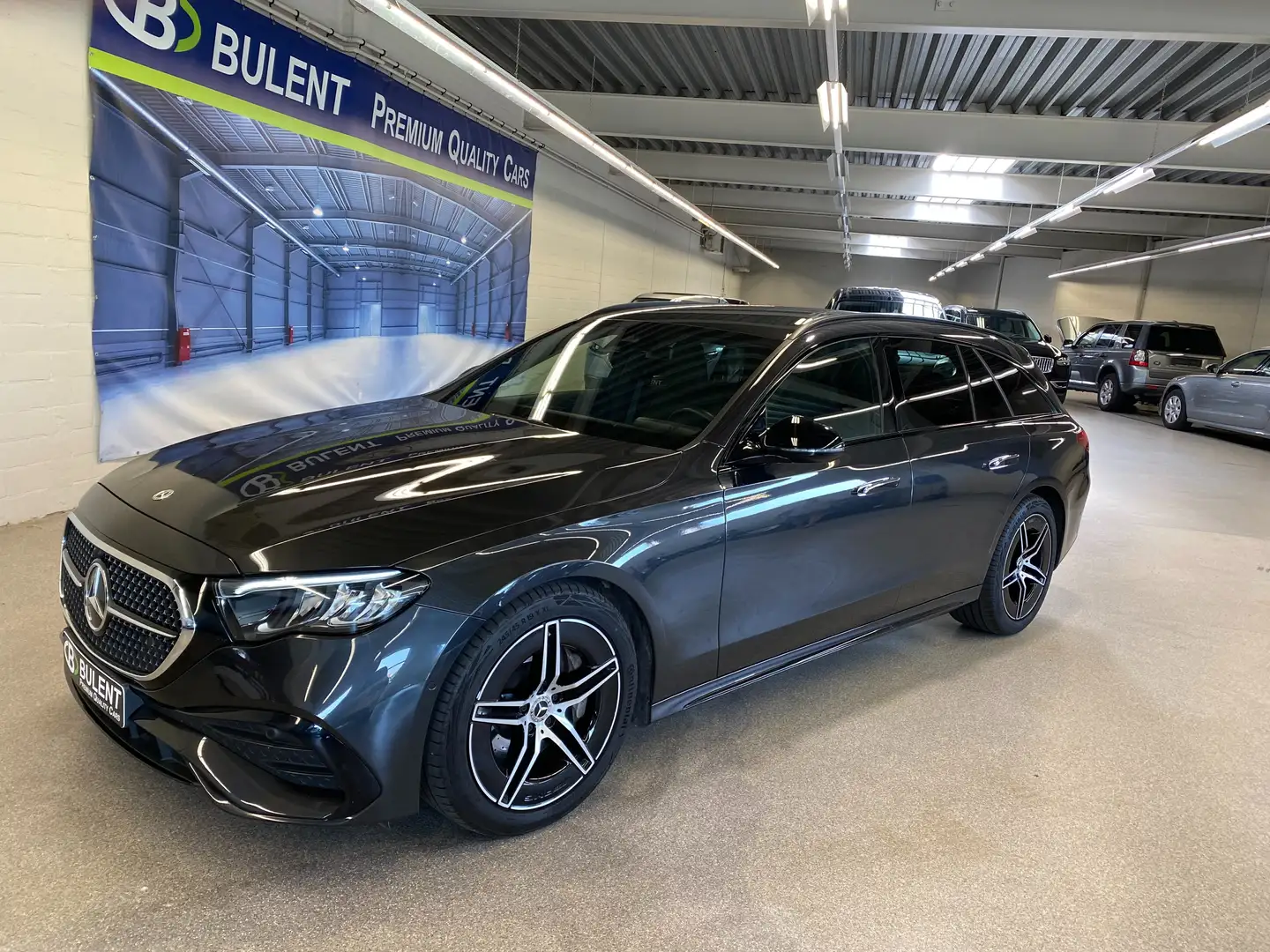 Mercedes-Benz E 200 Hybride Benzin Break ///AMG Line Schwarz - 1