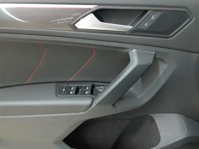 Volkswagen Tiguan view 4