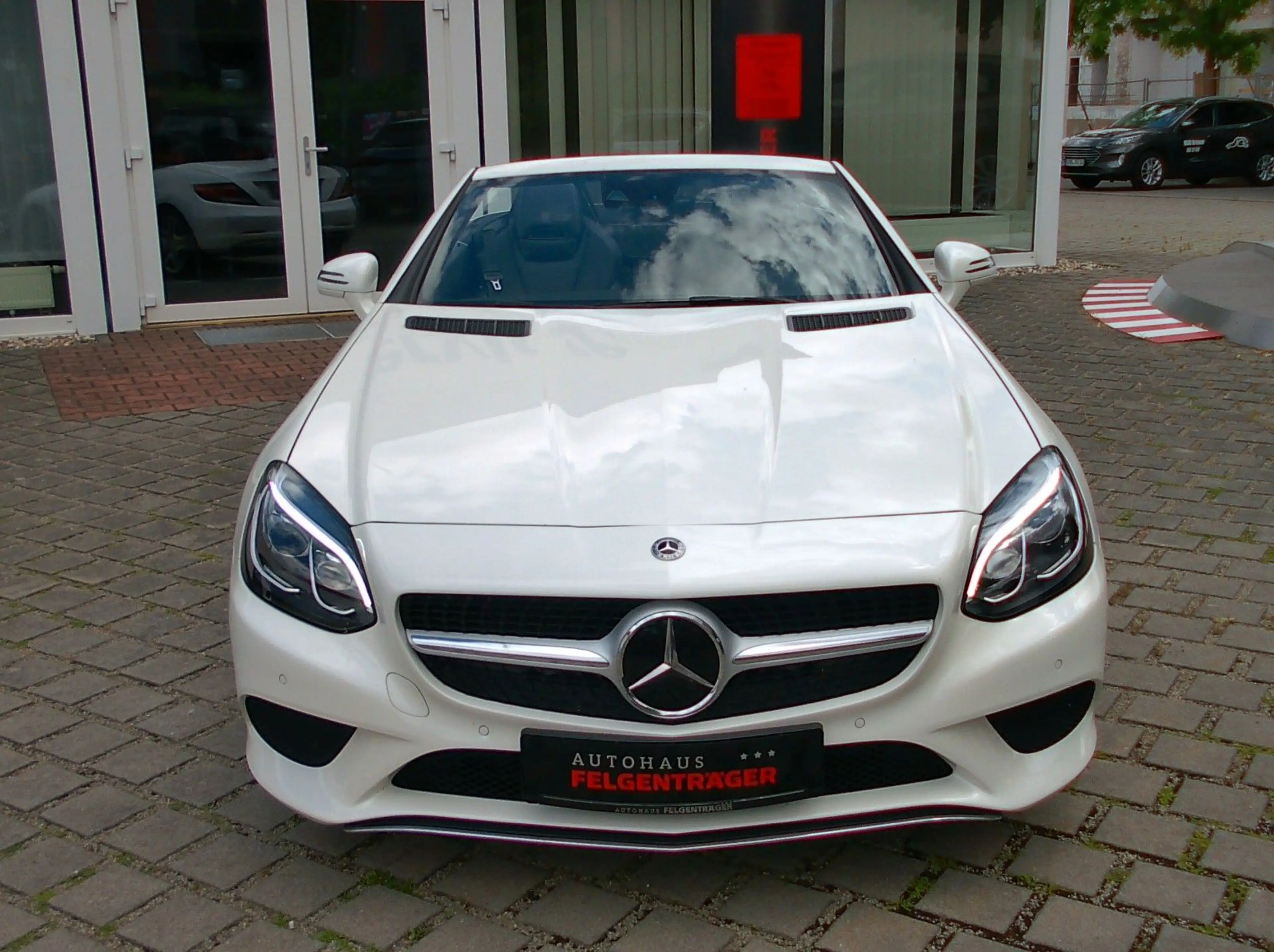Mercedes-Benz SLC 200 — photo 2
