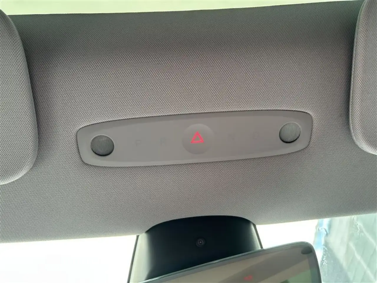 Tesla Model 3 снимка Tesla Model 3