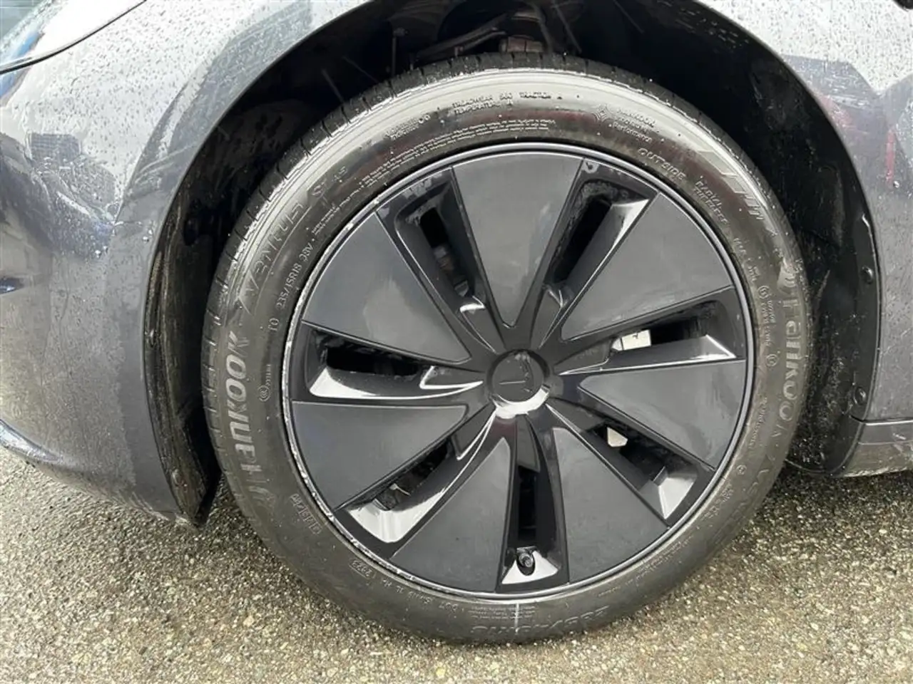 Tesla Model 3 снимка Tesla Model 3