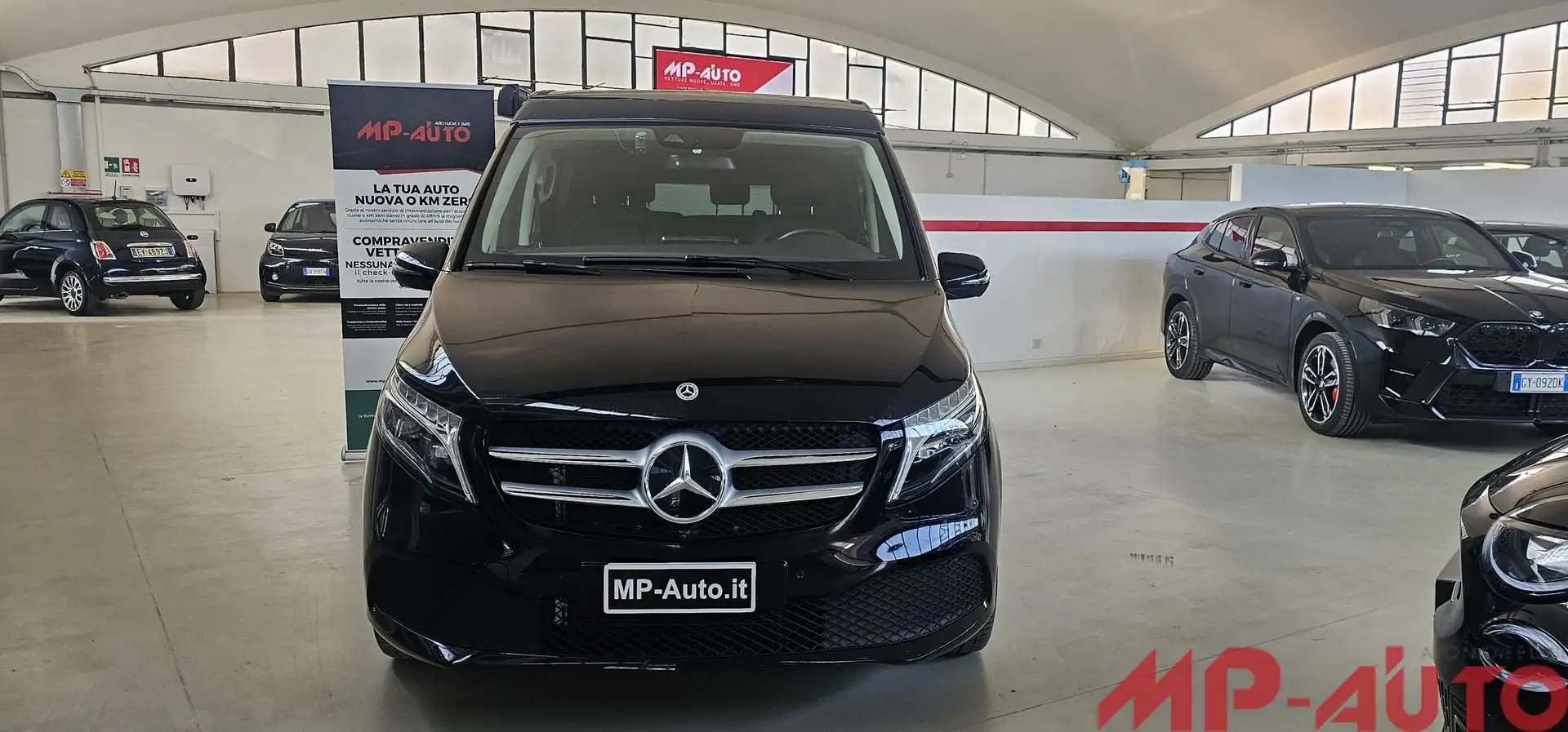 Mercedes-Benz V-Class 2023 검정 사진 2