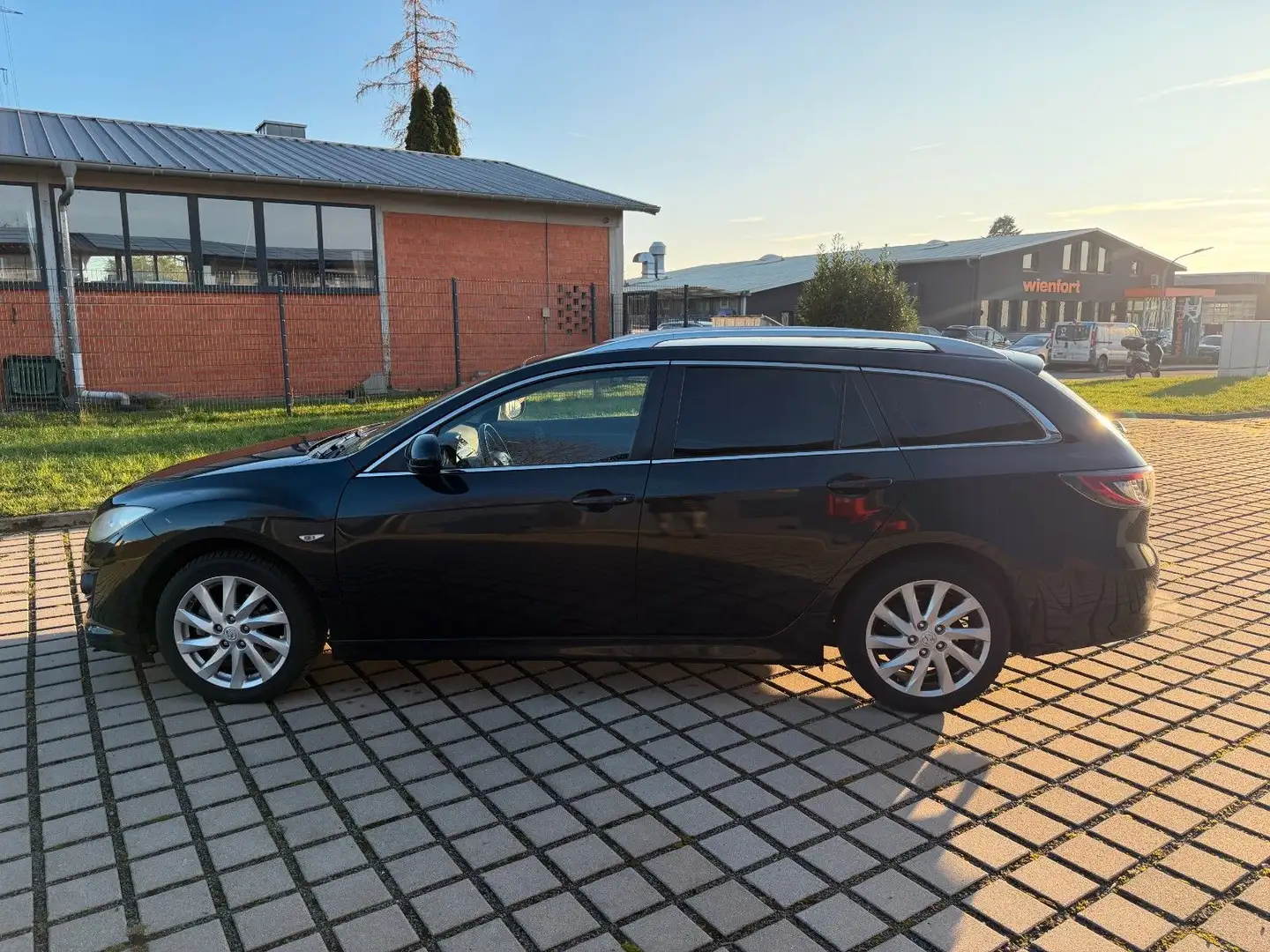 Mazda 6 Kombi 2.0  Active*AUTOMATIK*BOSE* Schwarz - 2