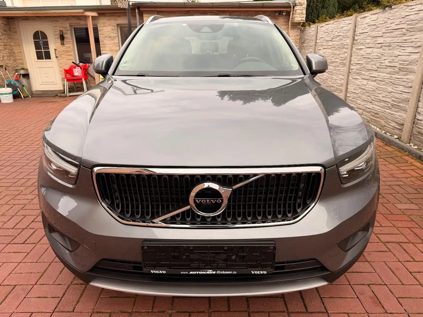 Volvo XC40 Momentum 2.0d AWD LED+NAVI+TEILLEDER+KAMER Gris - 2