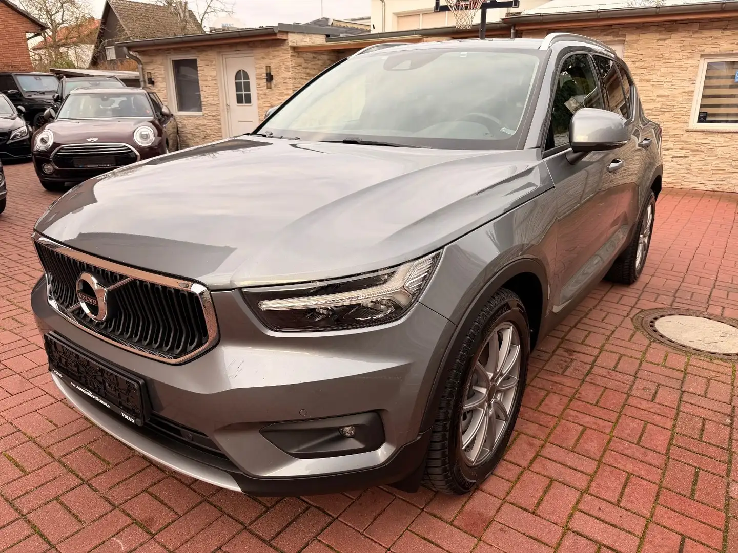 Volvo XC40 Momentum 2.0d AWD LED+NAVI+TEILLEDER+KAMER Gris - 1