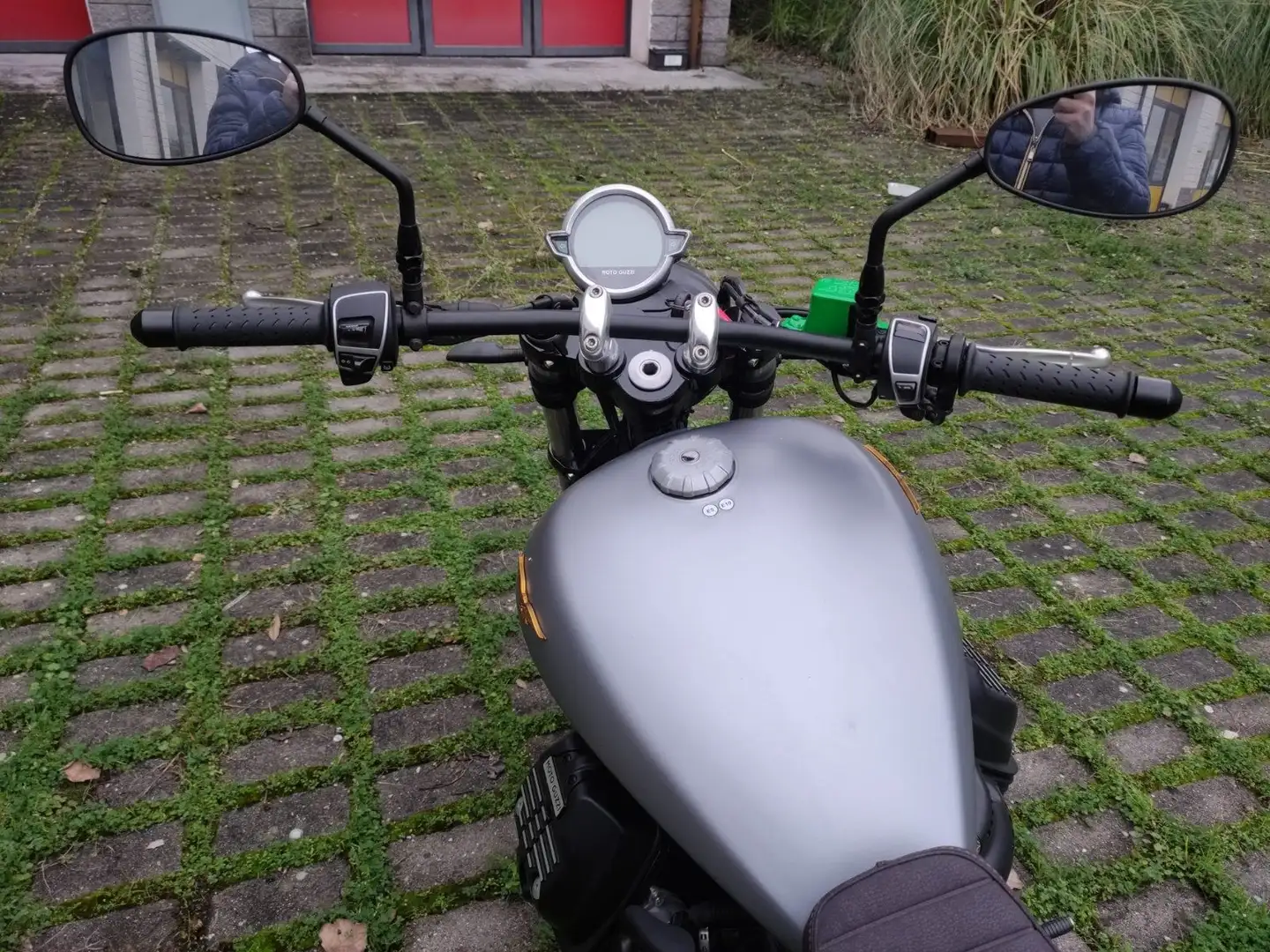 Moto Guzzi V 9 BOBBER Verde - 2