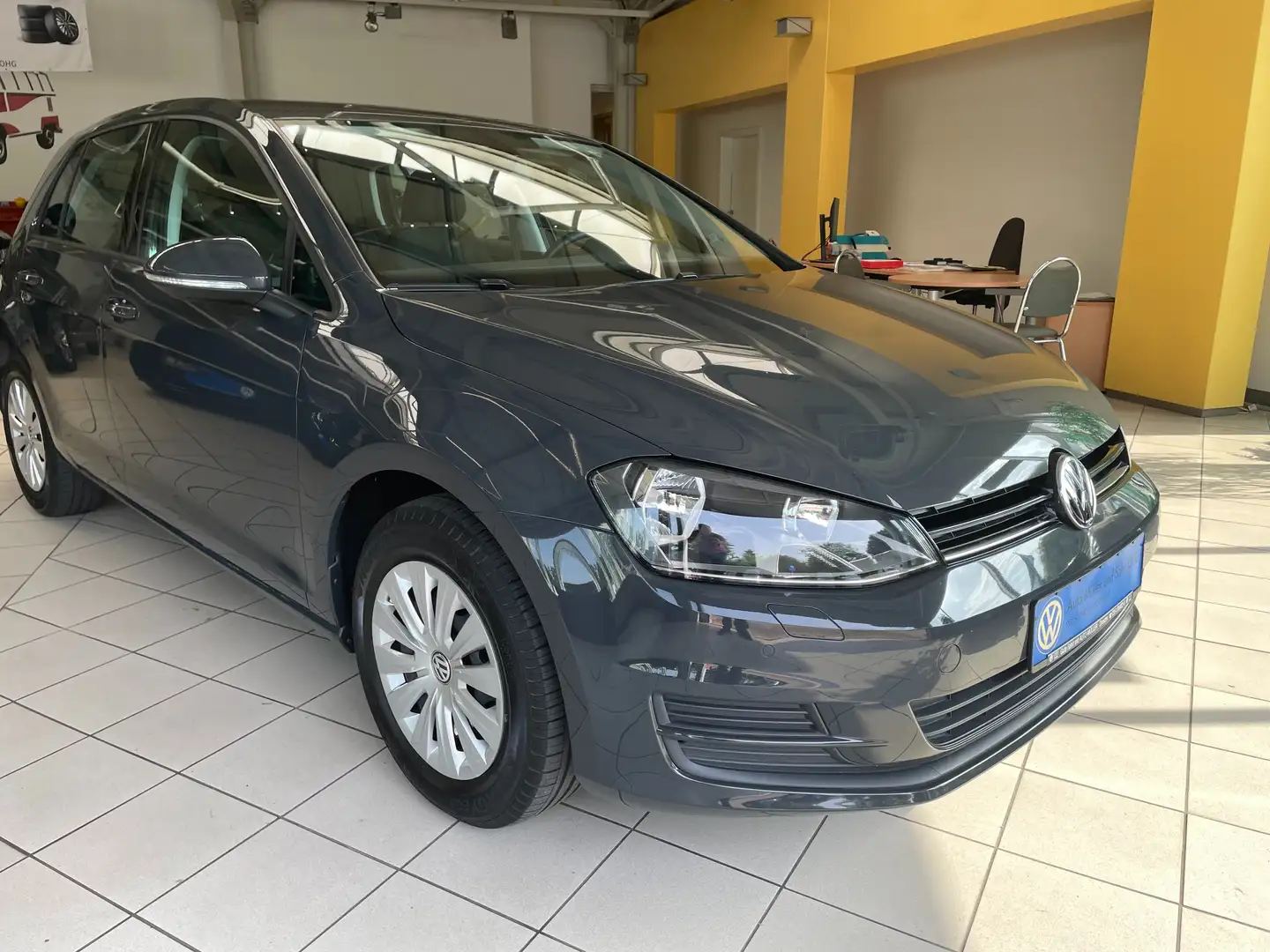 Volkswagen Golf Trendline, AHZV, Climatronic, Navi, Parkp. SH, MFA Grau - 1