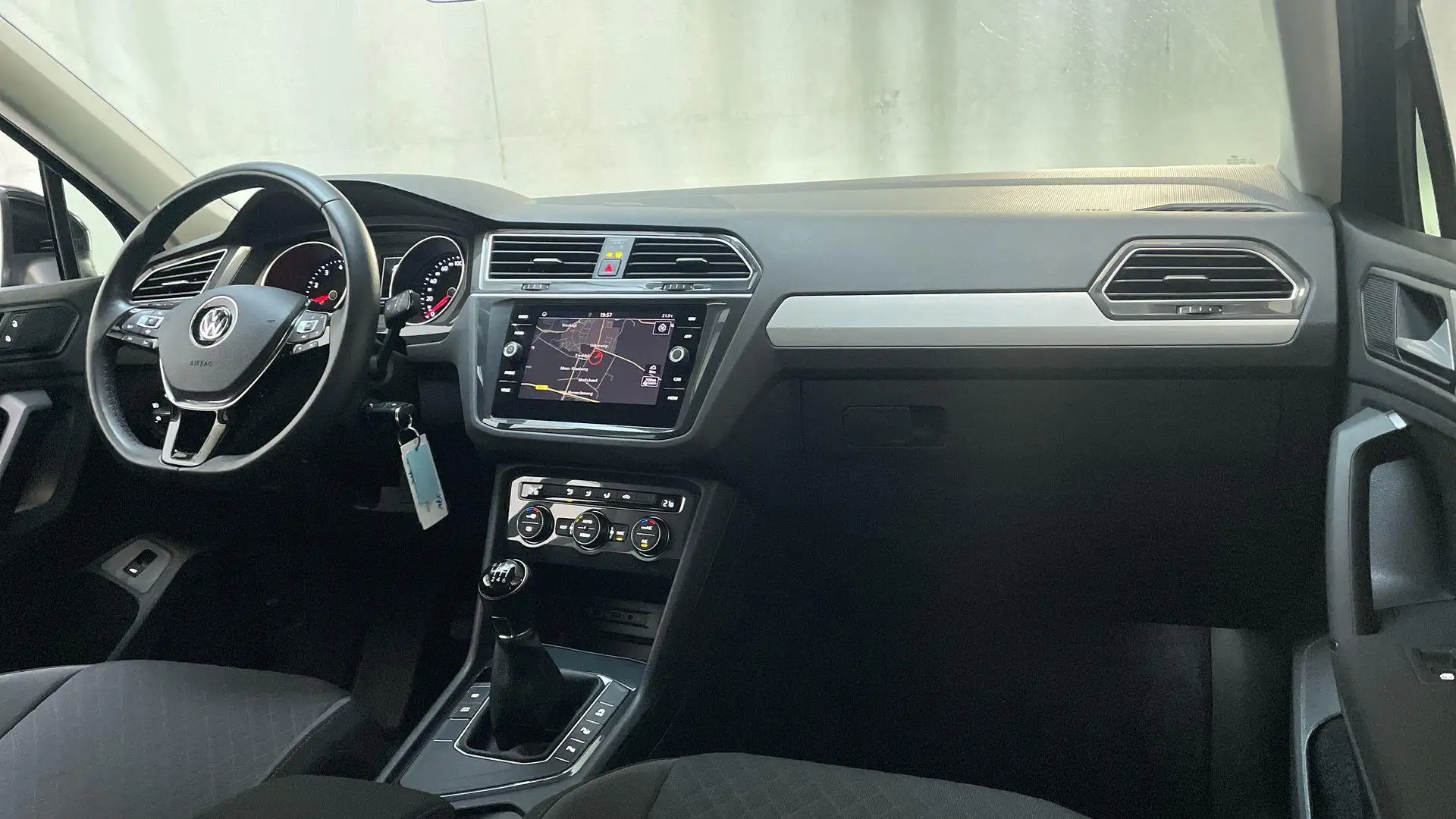 Volkswagen Tiguan 1.5 TSI Comfortline Business Camera Trekhaak Navig Zwart - 2