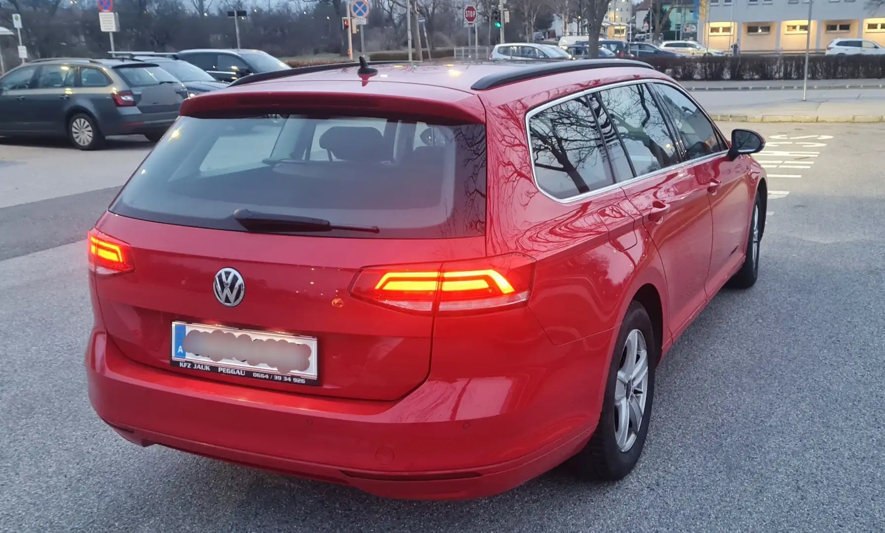 Volkswagen Passat Variant Sky/ACC/VollLED/Massage/Navi/Neues ÖAMTC PICKER Rot - 2
