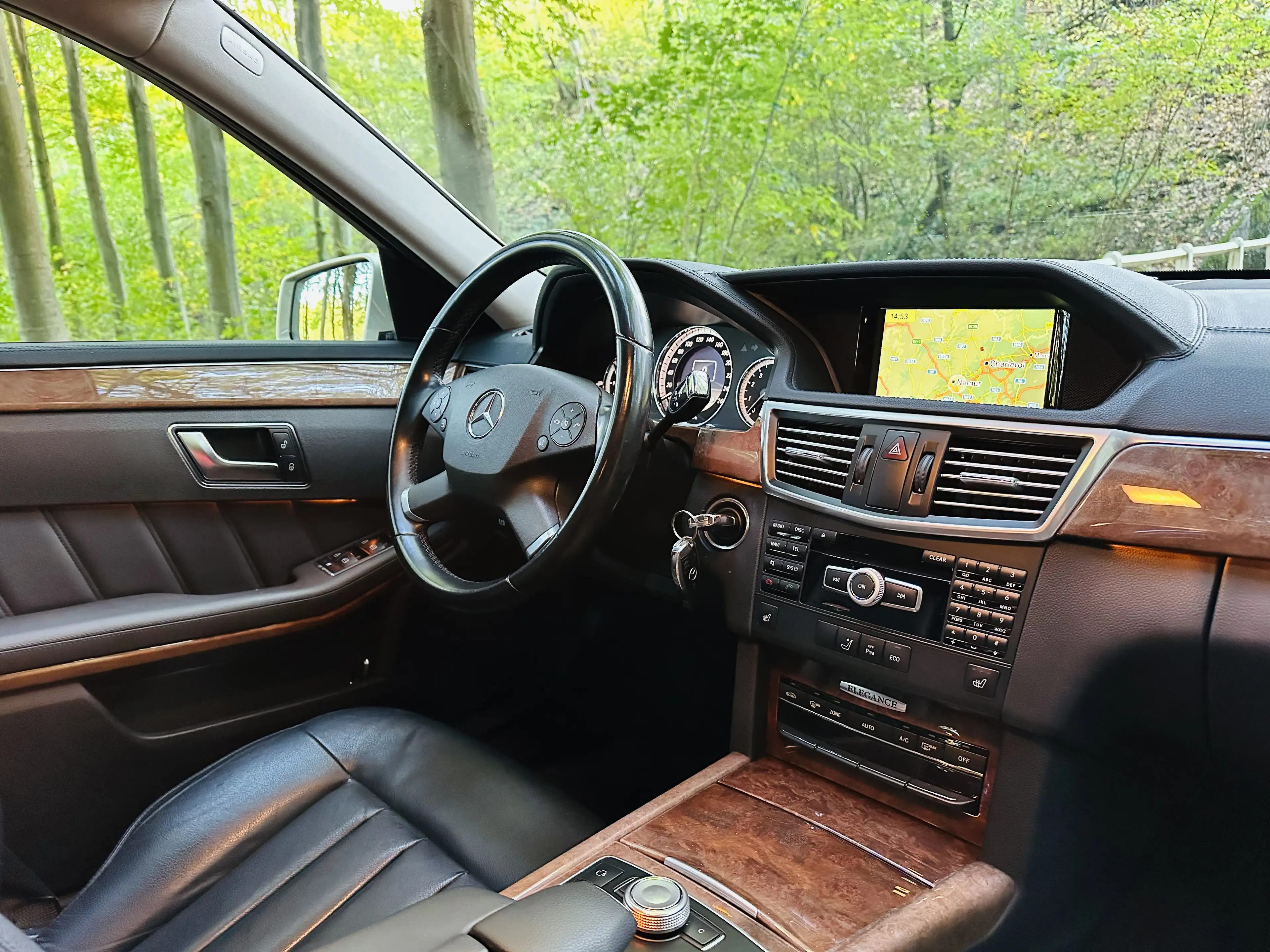 Mercedes-Benz E 250 Élégance ** BOITE AUTOMATIQUE ** FULL OPTIONS \\ — photo 7