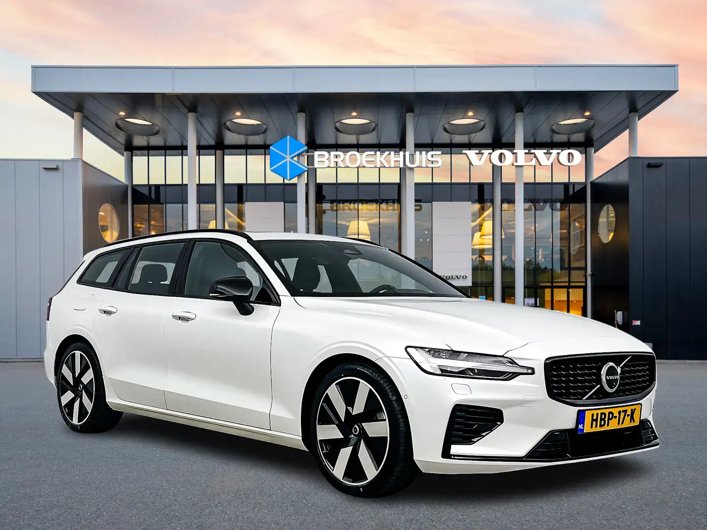 Volvo V60 T6 Recharge Ultra Dark | 19" | Sportstoelen | Trek Weiß - 2