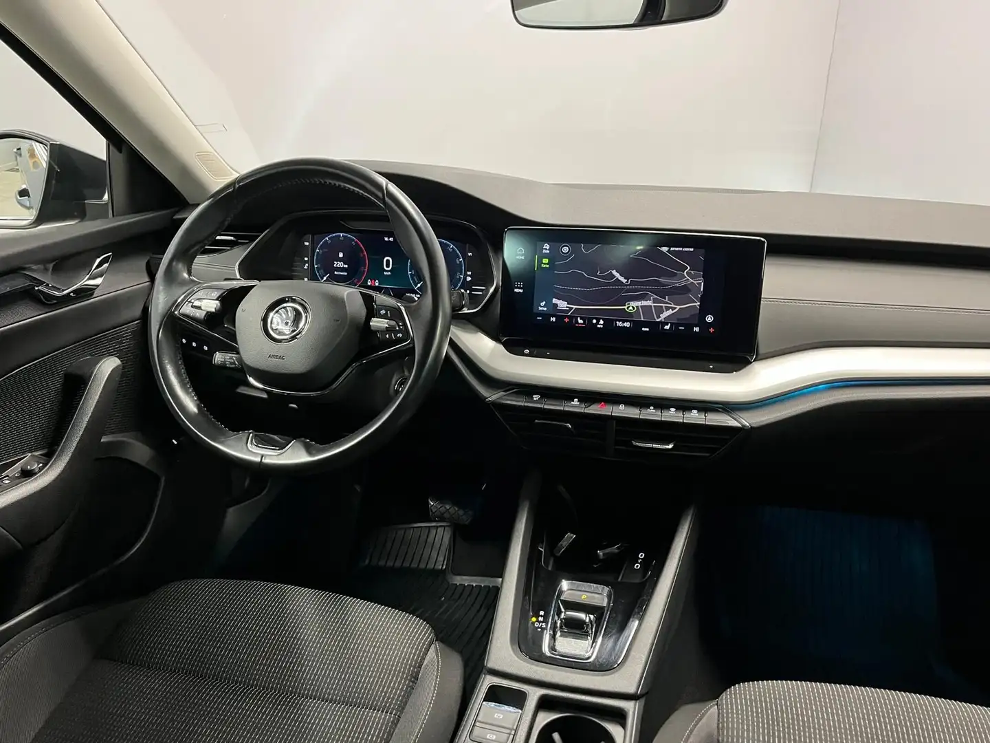 Skoda Octavia Combi 2,0 TDI  DSG ***Standheizung | LED*** Silber - 2