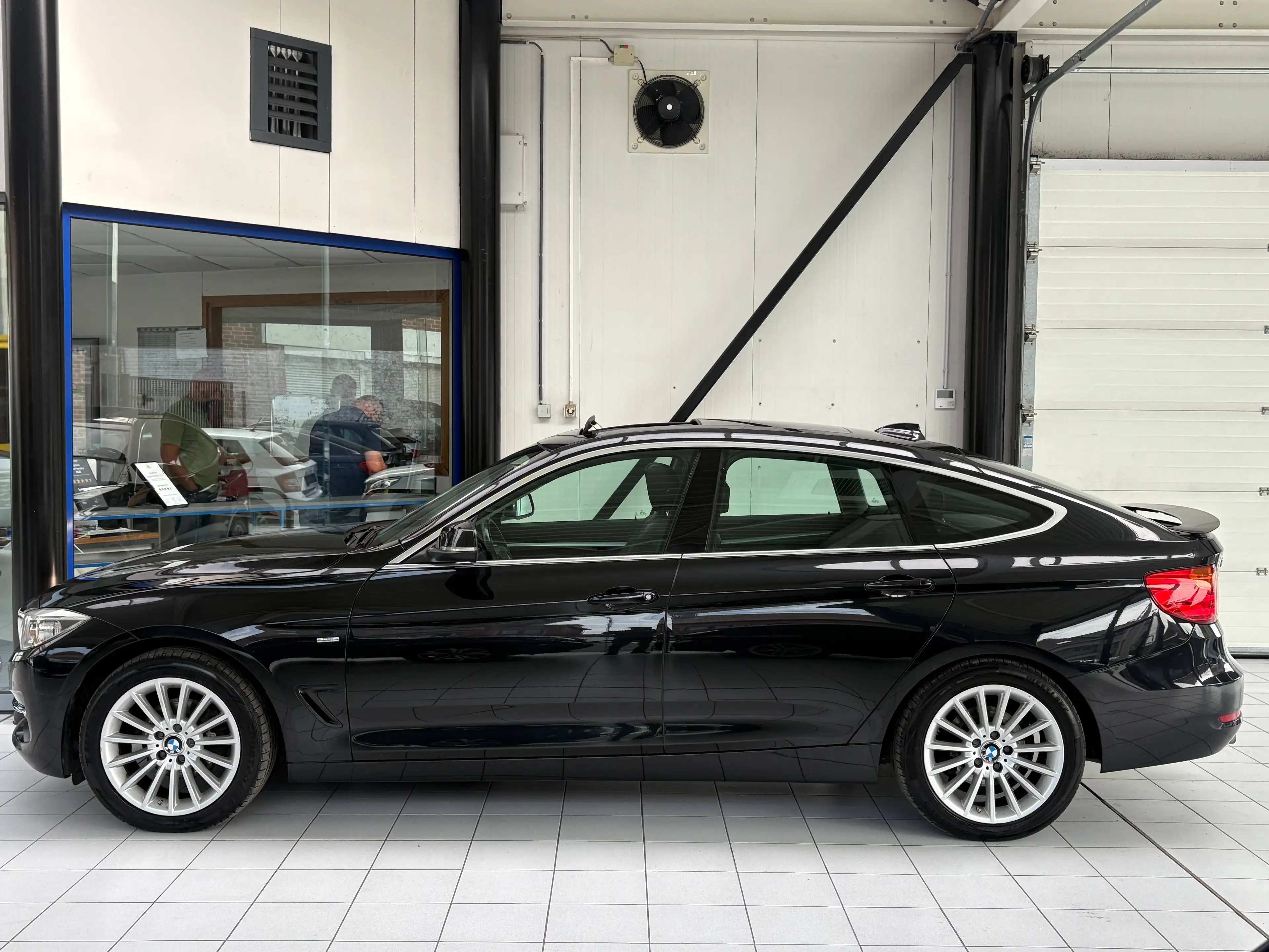 BMW 318 Gran Turismo 318 d *XENON * CUIR * TOIT * GPS * CAMERA * EURO 6 * — photo 2