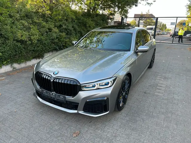 BMW 740 Li/M-PAKET/20"/PANO/HUD/DIST/MASS/H&K/VOLL