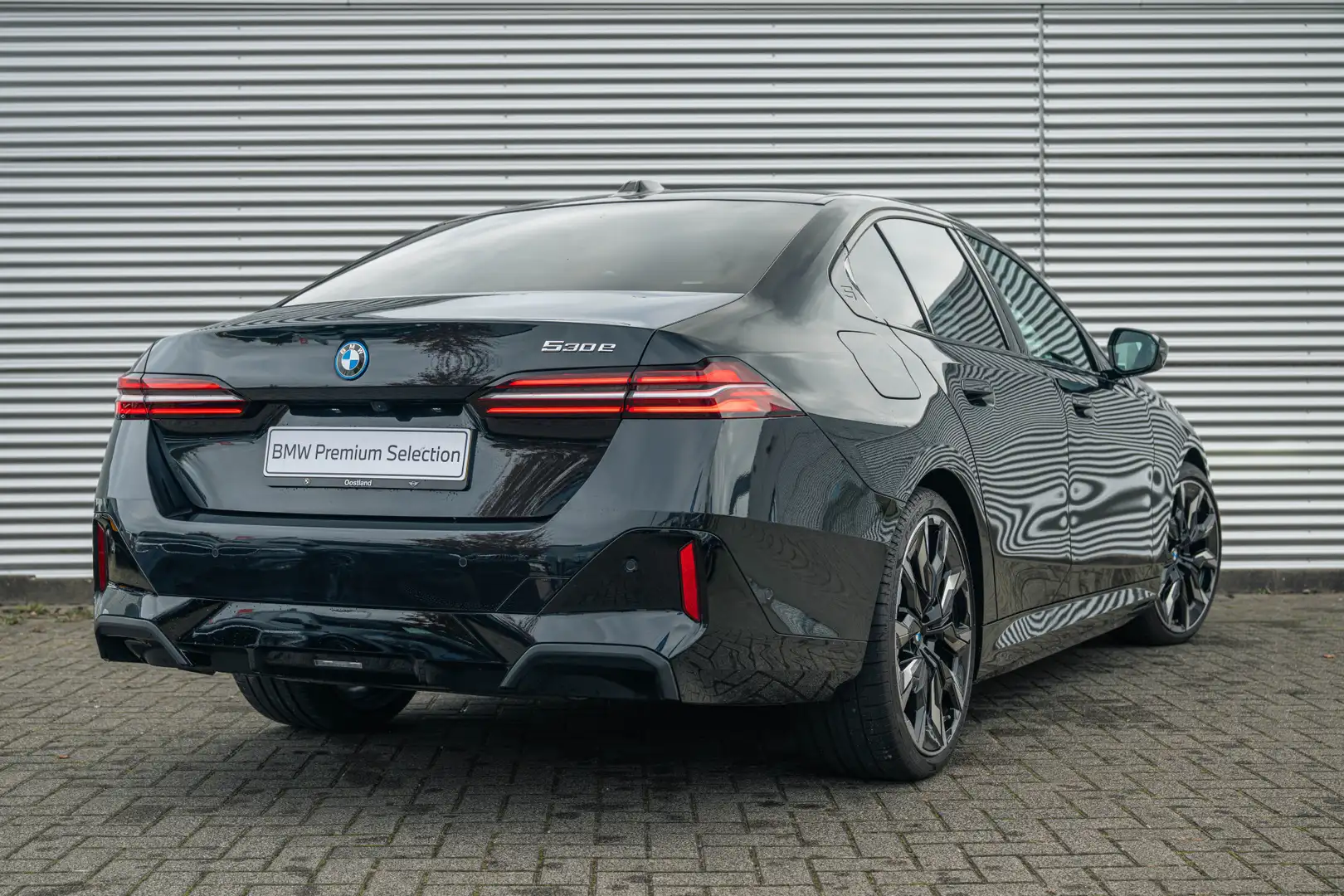 BMW 530 5 Serie 530e M Sport Automaat / Trekhaak / Adaptie Zwart - 2