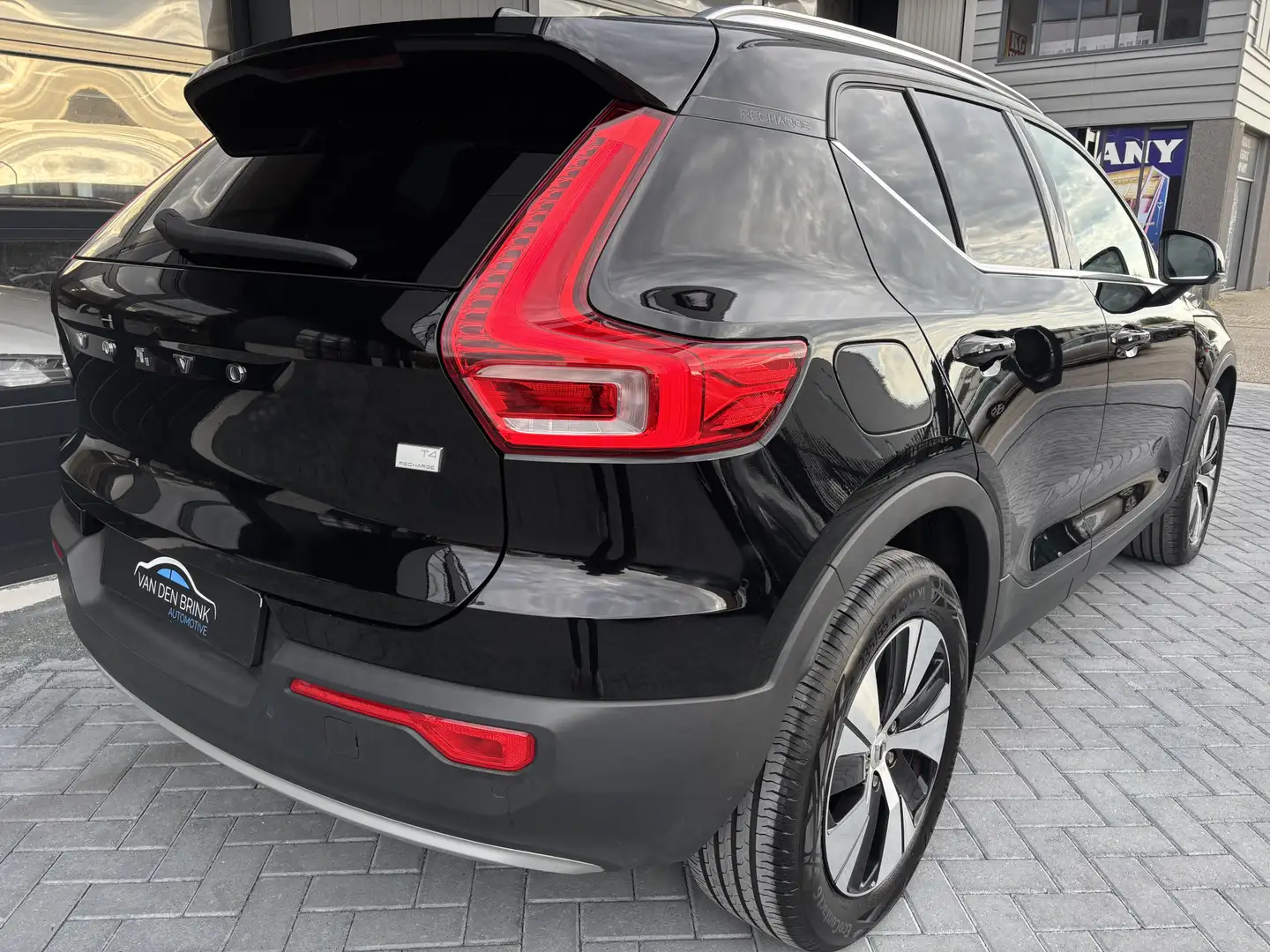 Volvo XC40 1.5 T4 Recharge Inscription Panorama schuifdak Zwart - 2